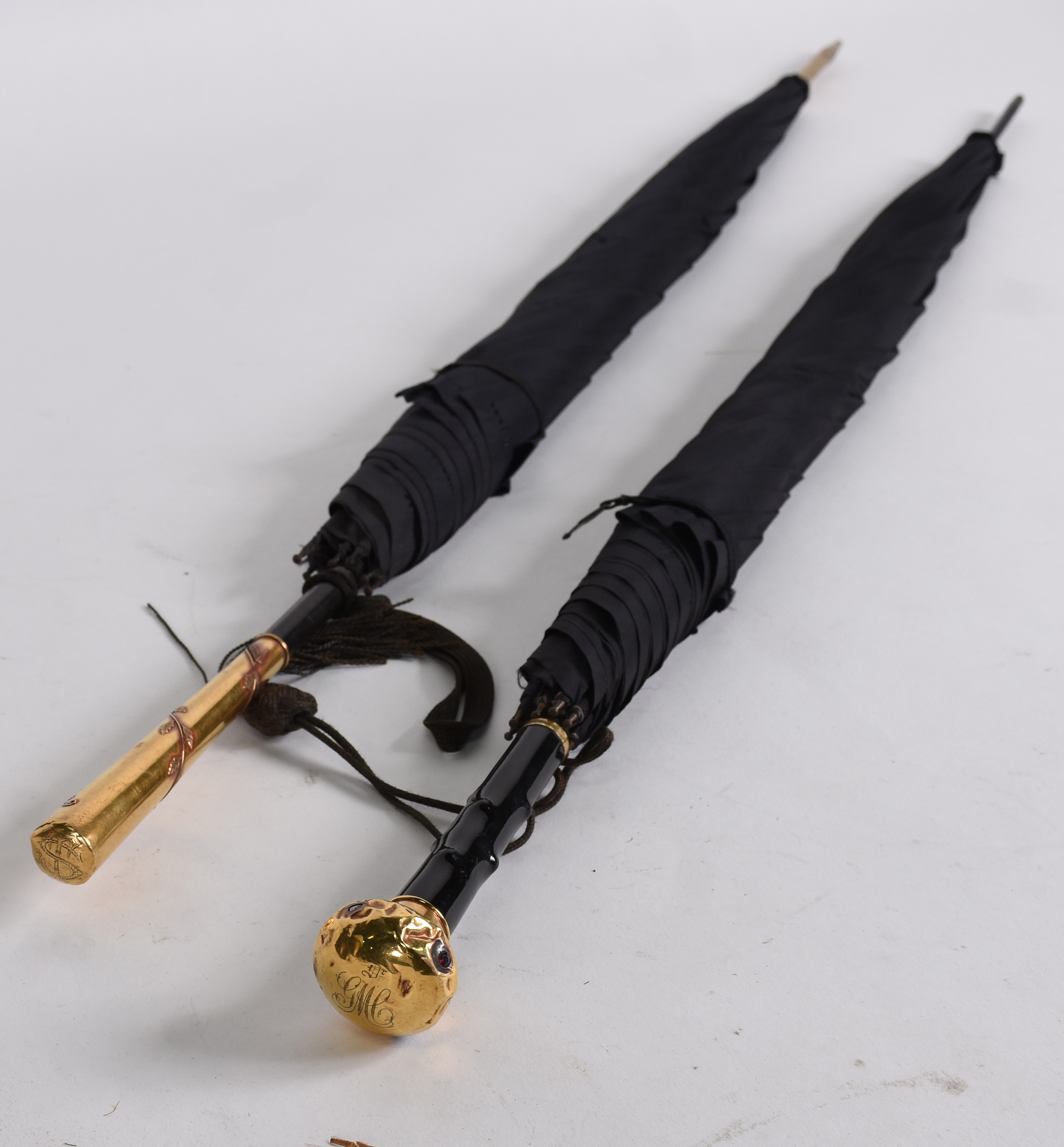 Dois antigos guarda - chuvas com cabos tendo detalhes de ouro 18 k... - foto 2 de 4