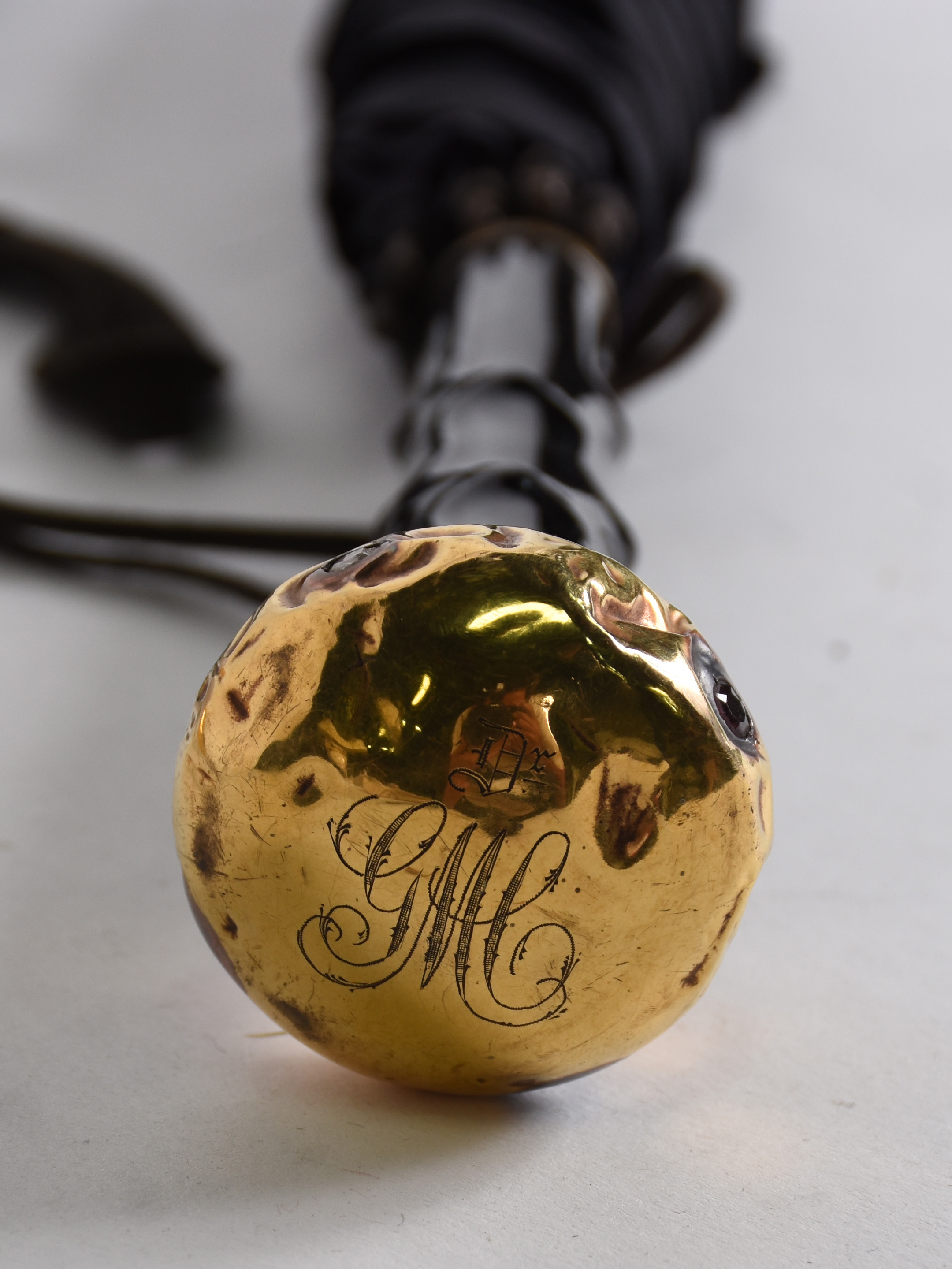 Dois antigos guarda - chuvas com cabos tendo detalhes de ouro 18 k... - foto 3 de 4