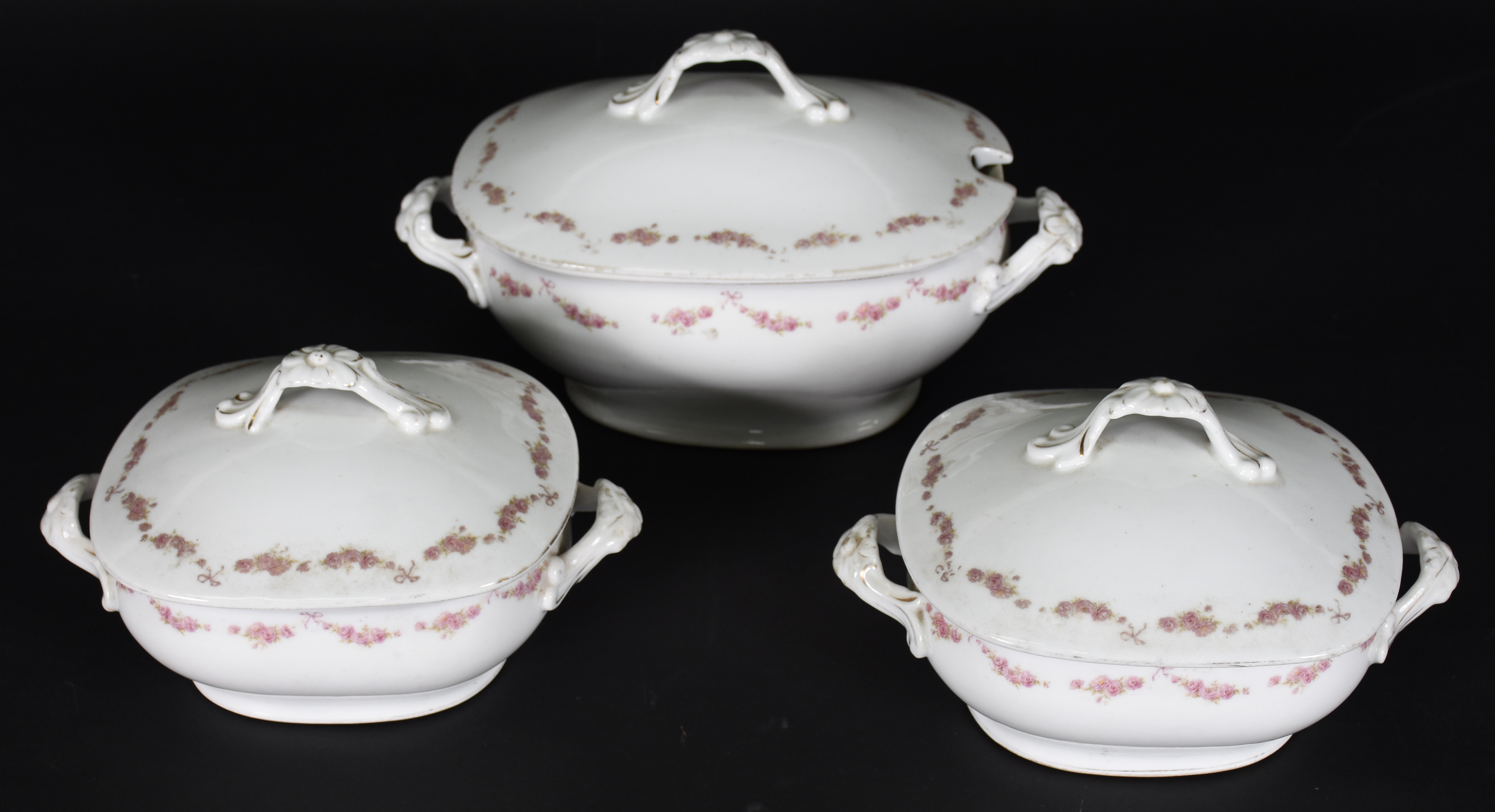 Três sopeiras de porcelana Vista alegre com tampa. - foto 1 de 4