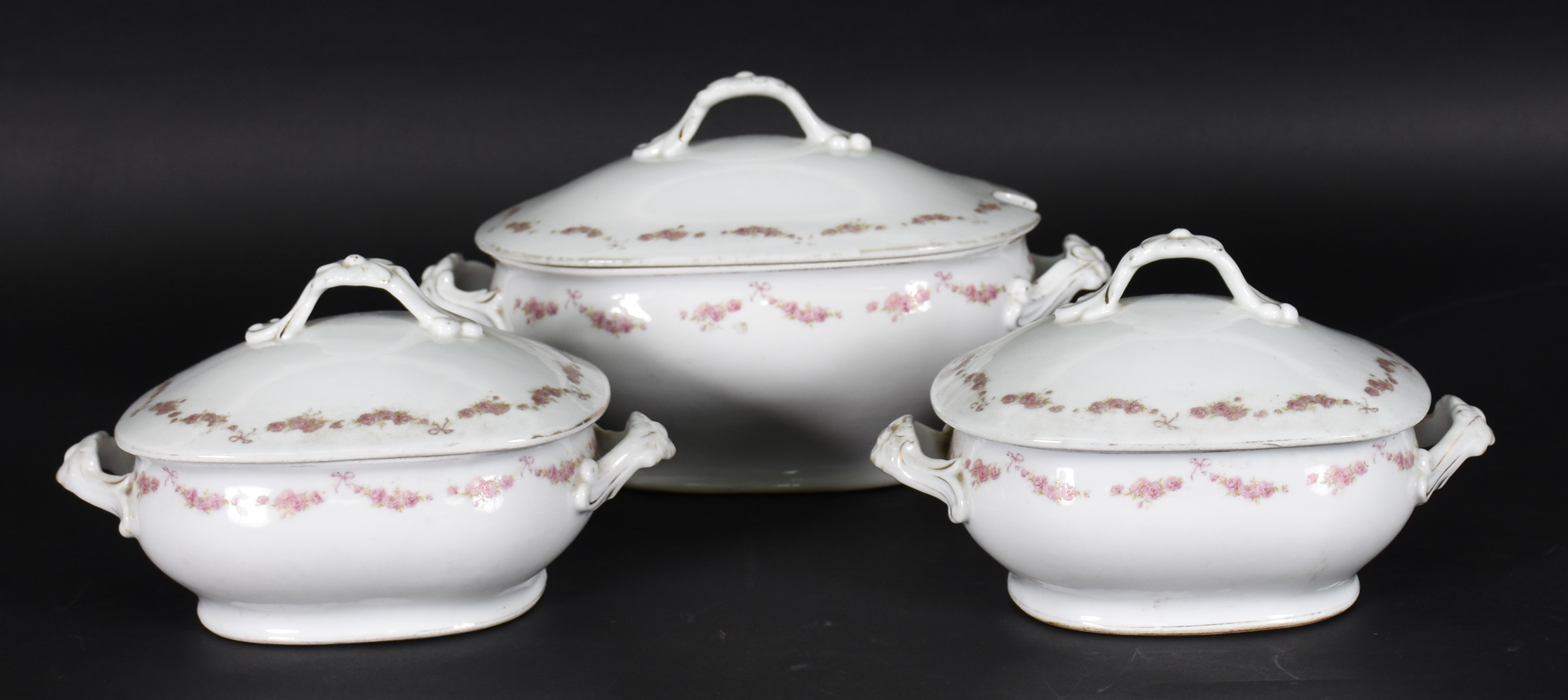 Três sopeiras de porcelana Vista alegre com tampa. - foto 2 de 4