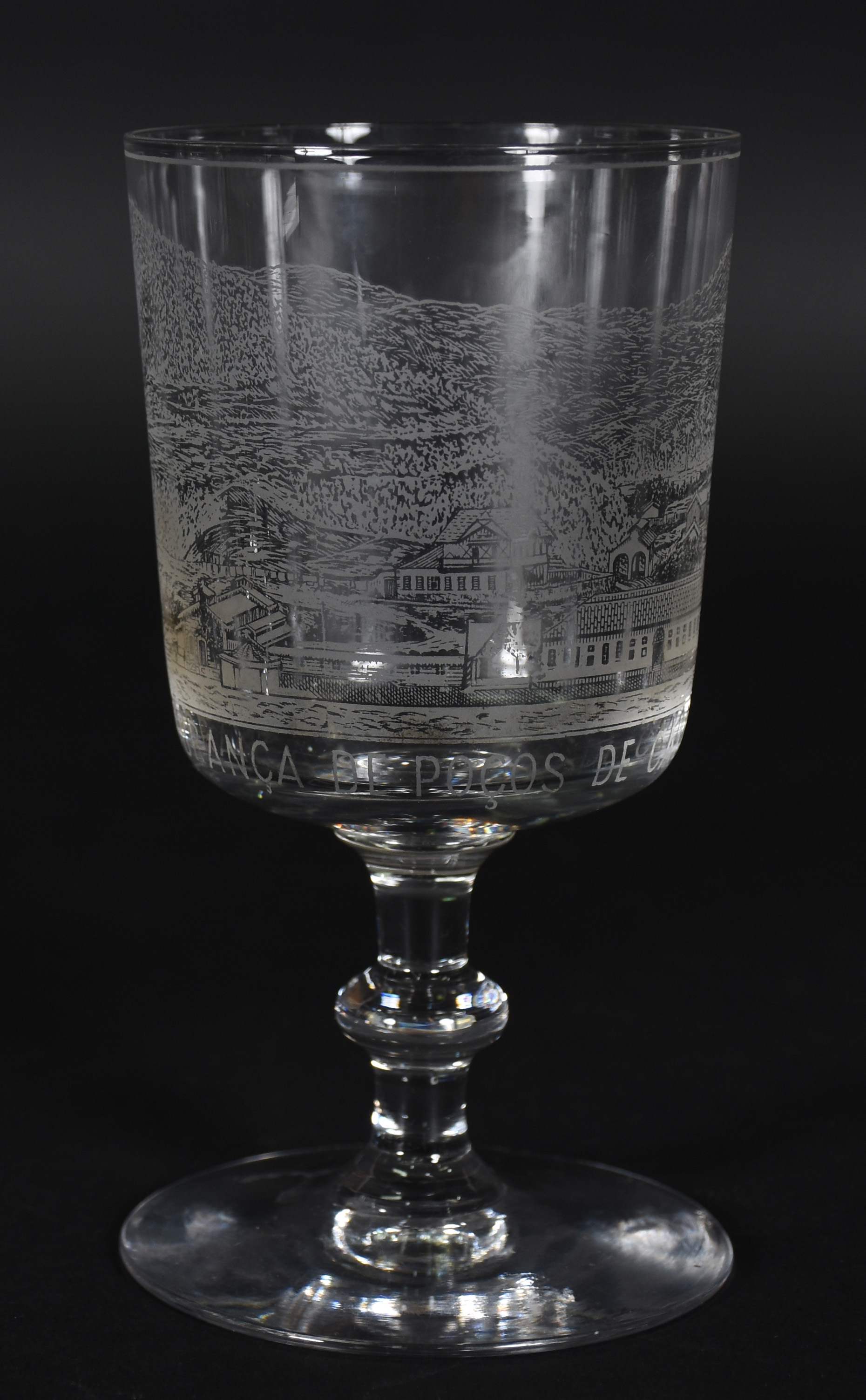Seis cálices de cristal lavrado com guirlandas e 1 com a inscrição... - foto 4 de 5
