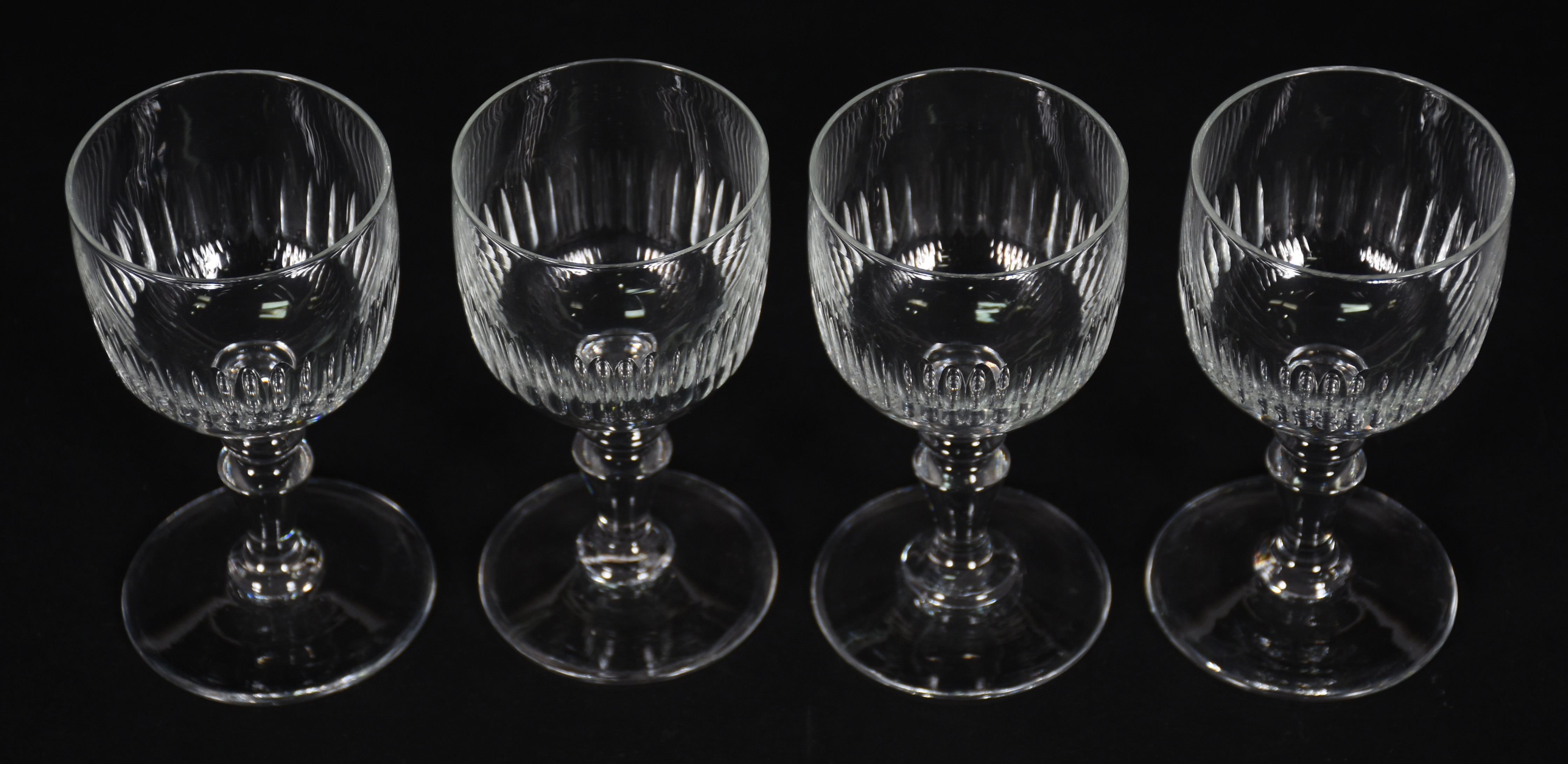Oito cálices para vinho do Porto de cristal gomado. - foto 4 de 5