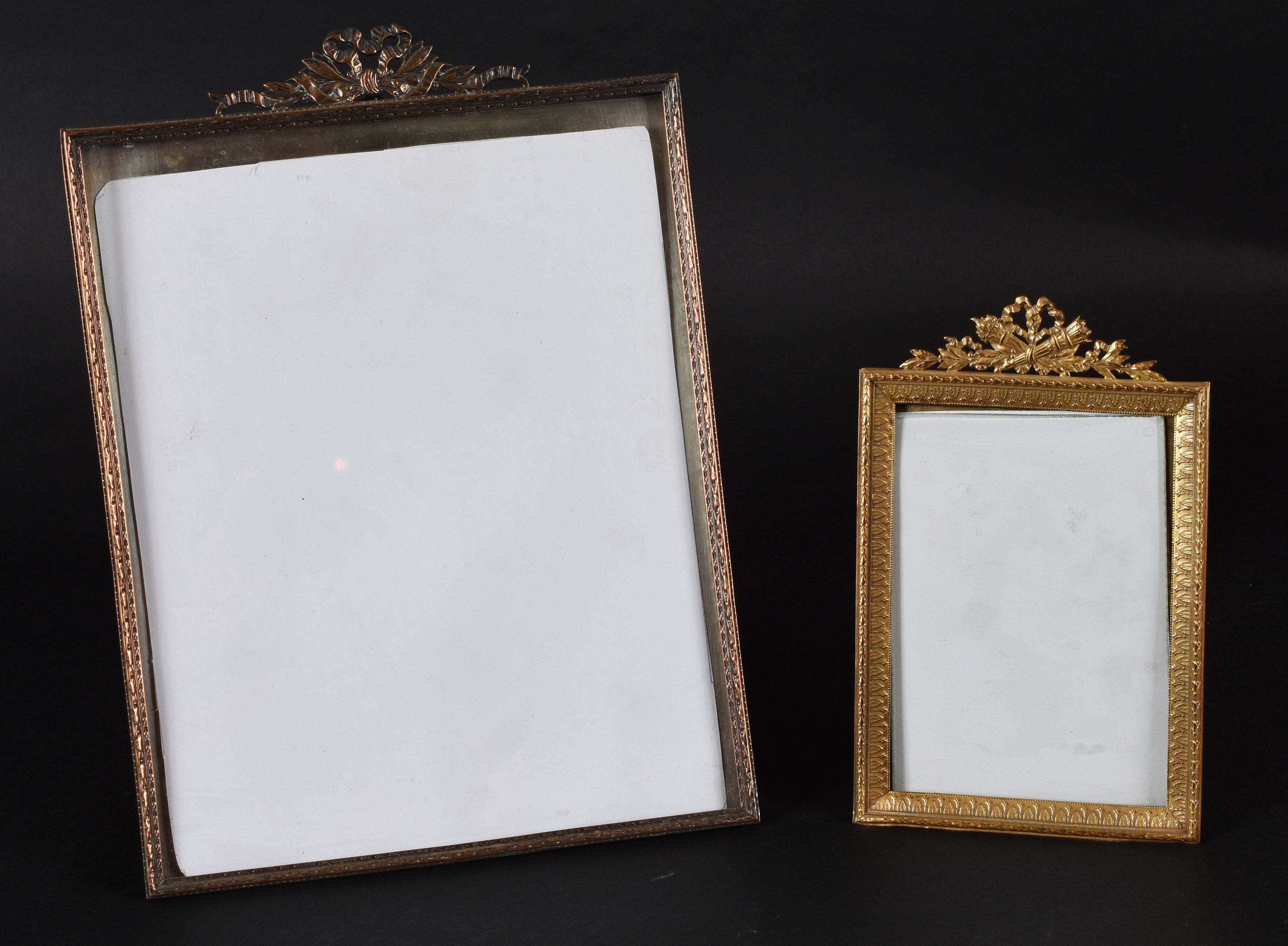 Porta retratos “Art Nouveau” – metal dourado esmaecido pelo tempo –... - foto 1 de 3