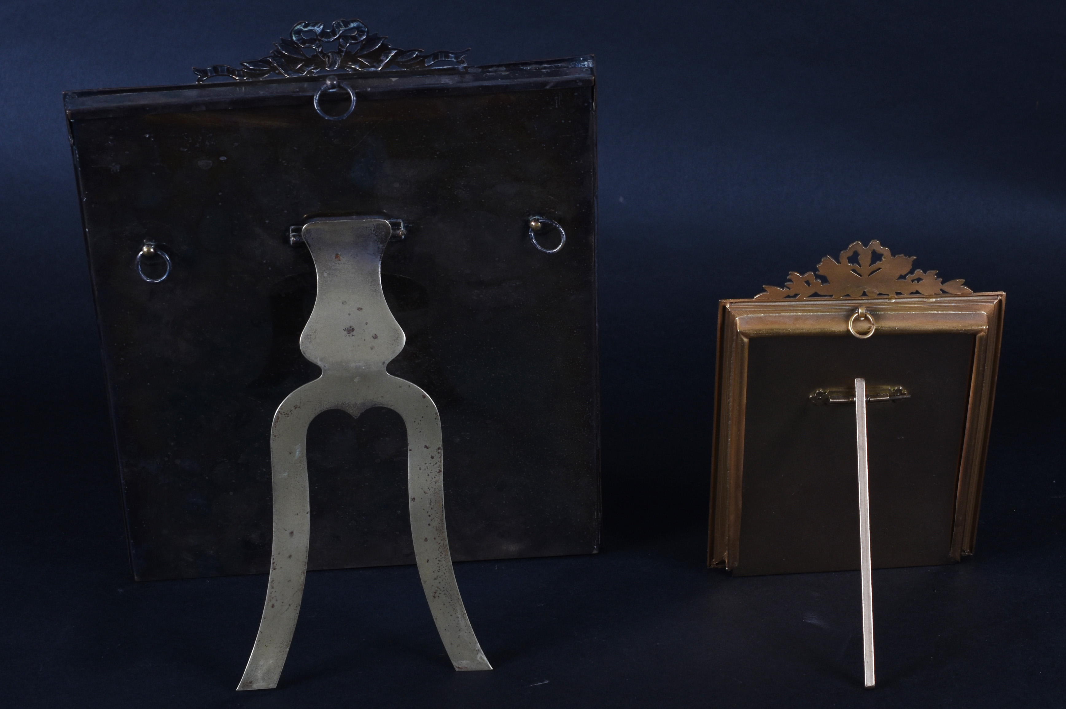 Porta retratos “Art Nouveau” – metal dourado esmaecido pelo tempo –... - foto 2 de 3