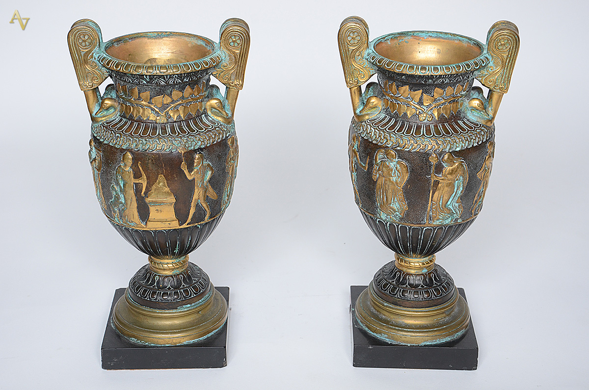 Par de jarros em bronze decorados com figuras greco-romanas em...