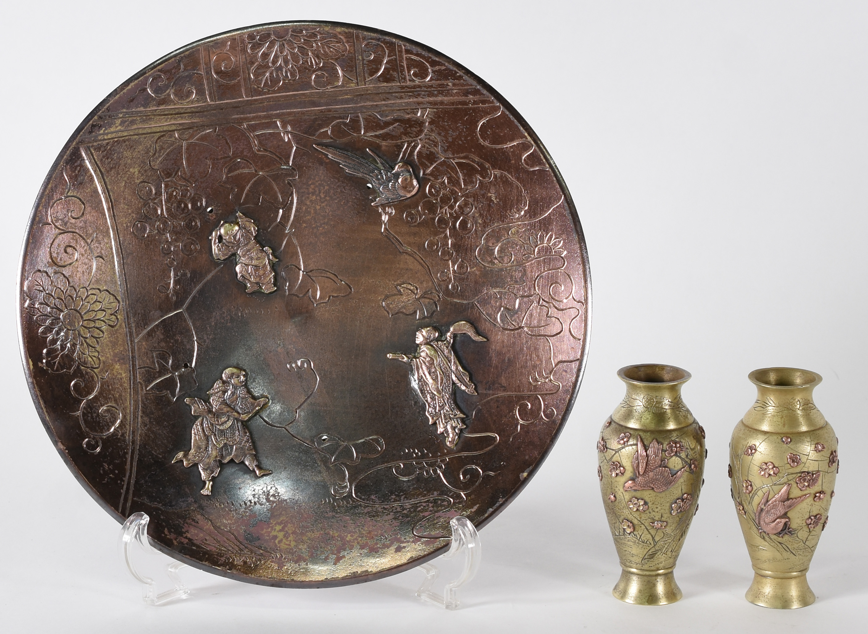 Tres peças orientais de bronze, sendo: Medalhão com figuras em relevo... - foto 1 de 5