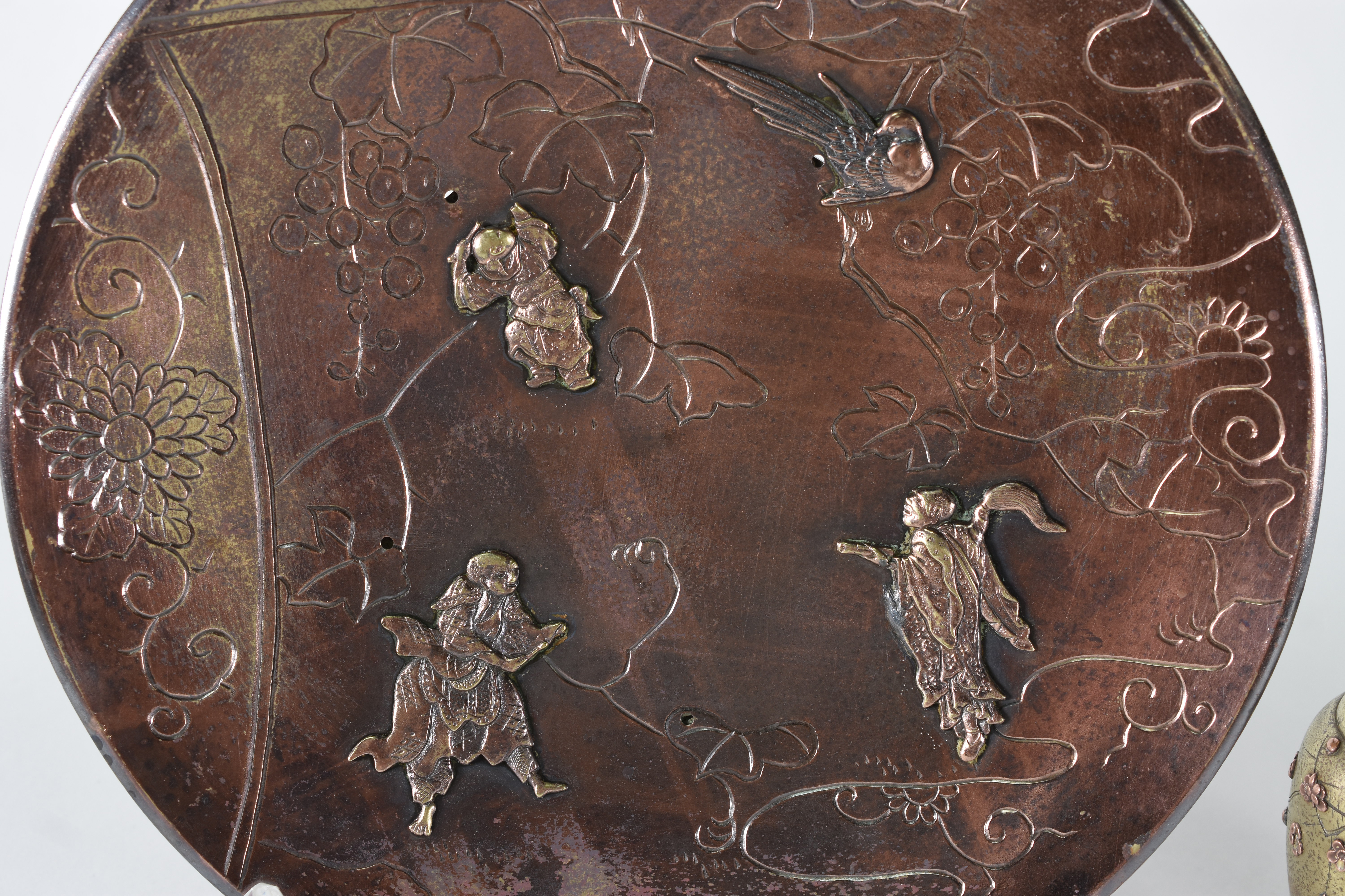 Tres peças orientais de bronze, sendo: Medalhão com figuras em relevo... - foto 5 de 5