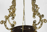 Lampadário de metal dourado ricamente trabalhado. - Lampadário de metal dourado ricamente trabalhado.