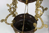 Lampadário de metal dourado ricamente trabalhado. - Lampadário de metal dourado ricamente trabalhado.