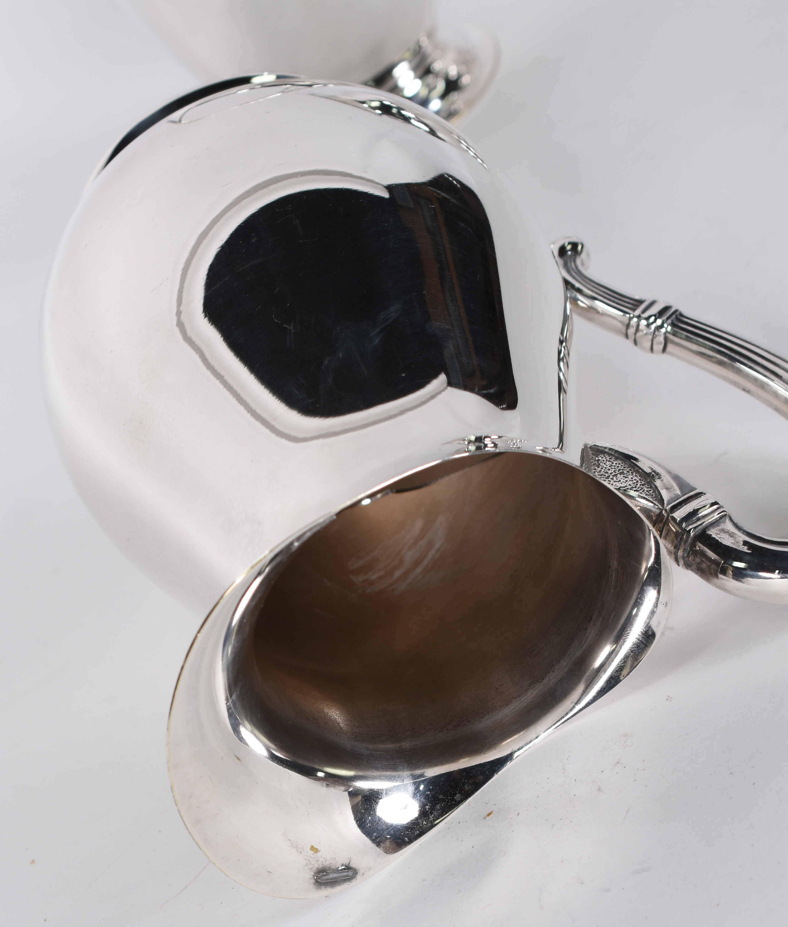 Tres peças de metal prateado, sendo: Dois jarros para água e balde de... - foto 4 de 6
