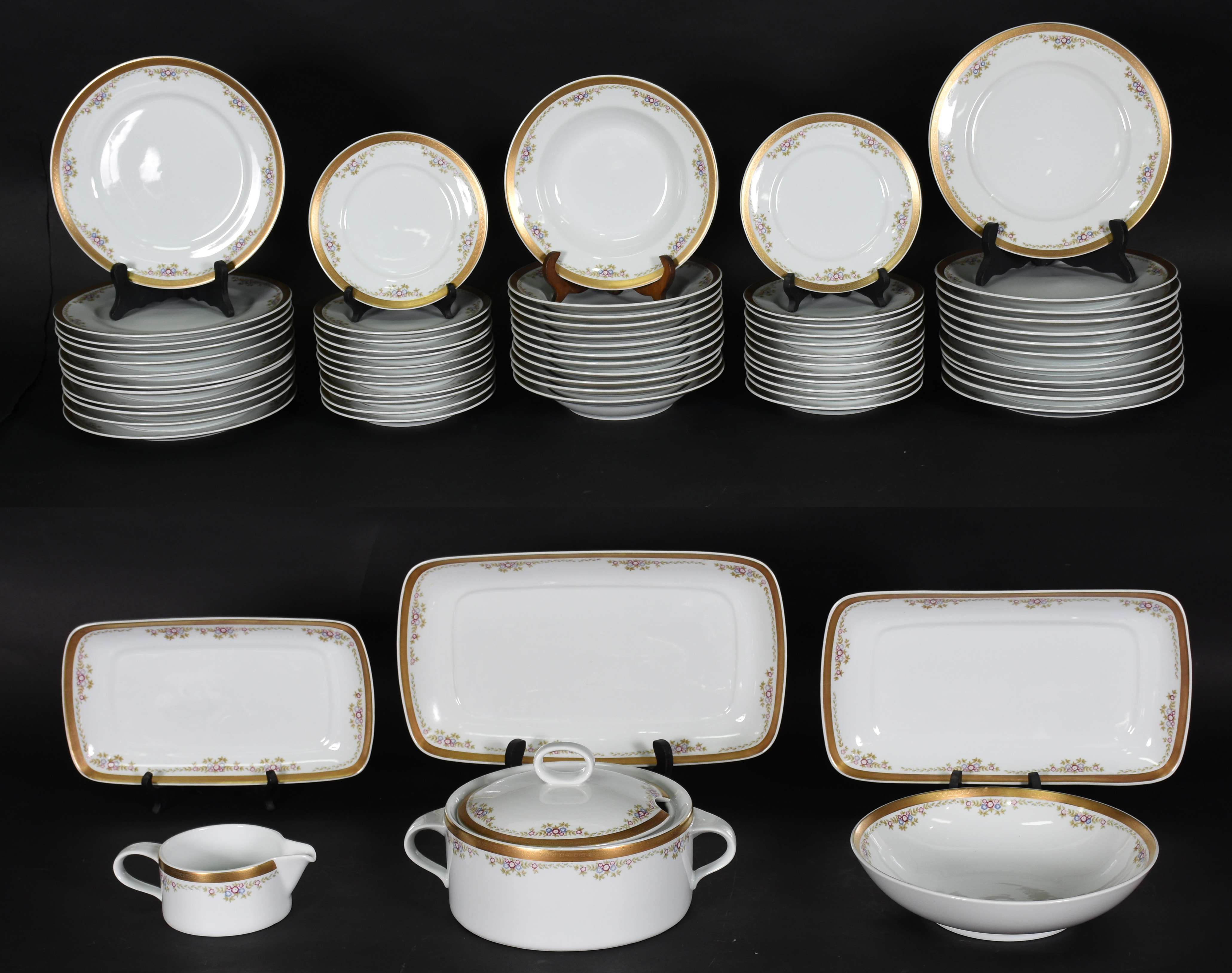 Aparelho de jantar de porcelana Schimidt, composto de 24 pratos... - foto 1 de 7
