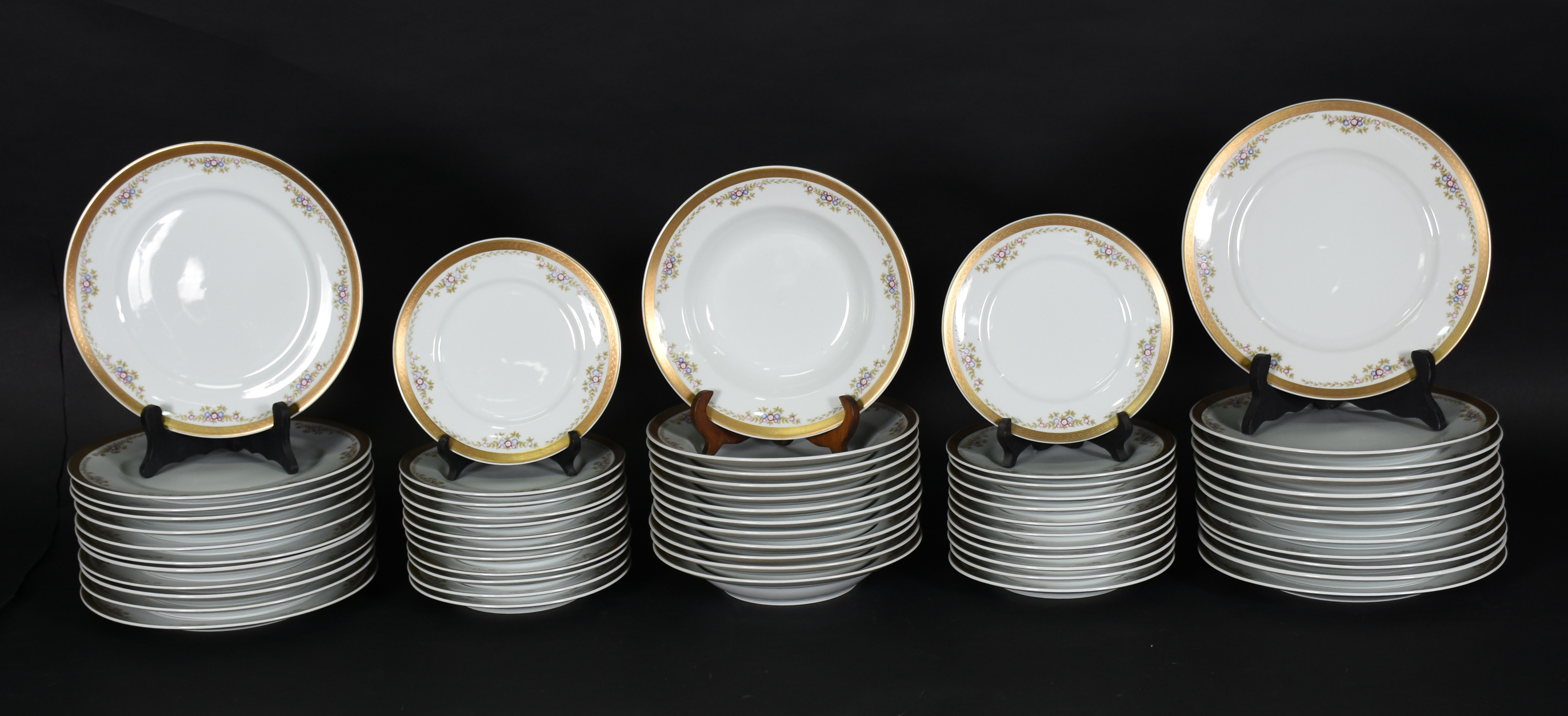 Aparelho de jantar de porcelana Schimidt, composto de 24 pratos... - foto 2 de 7