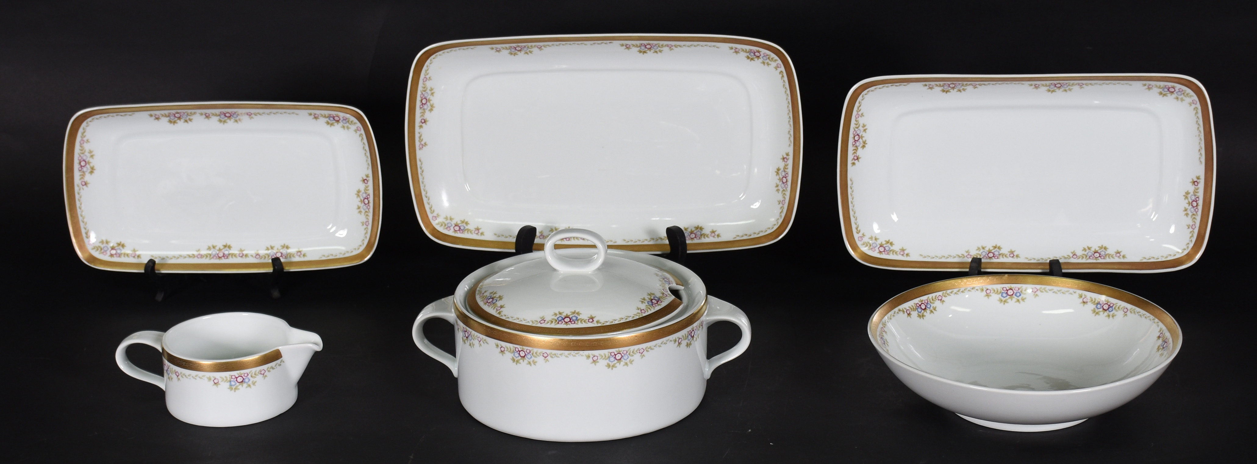 Aparelho de jantar de porcelana Schimidt, composto de 24 pratos... - foto 3 de 7