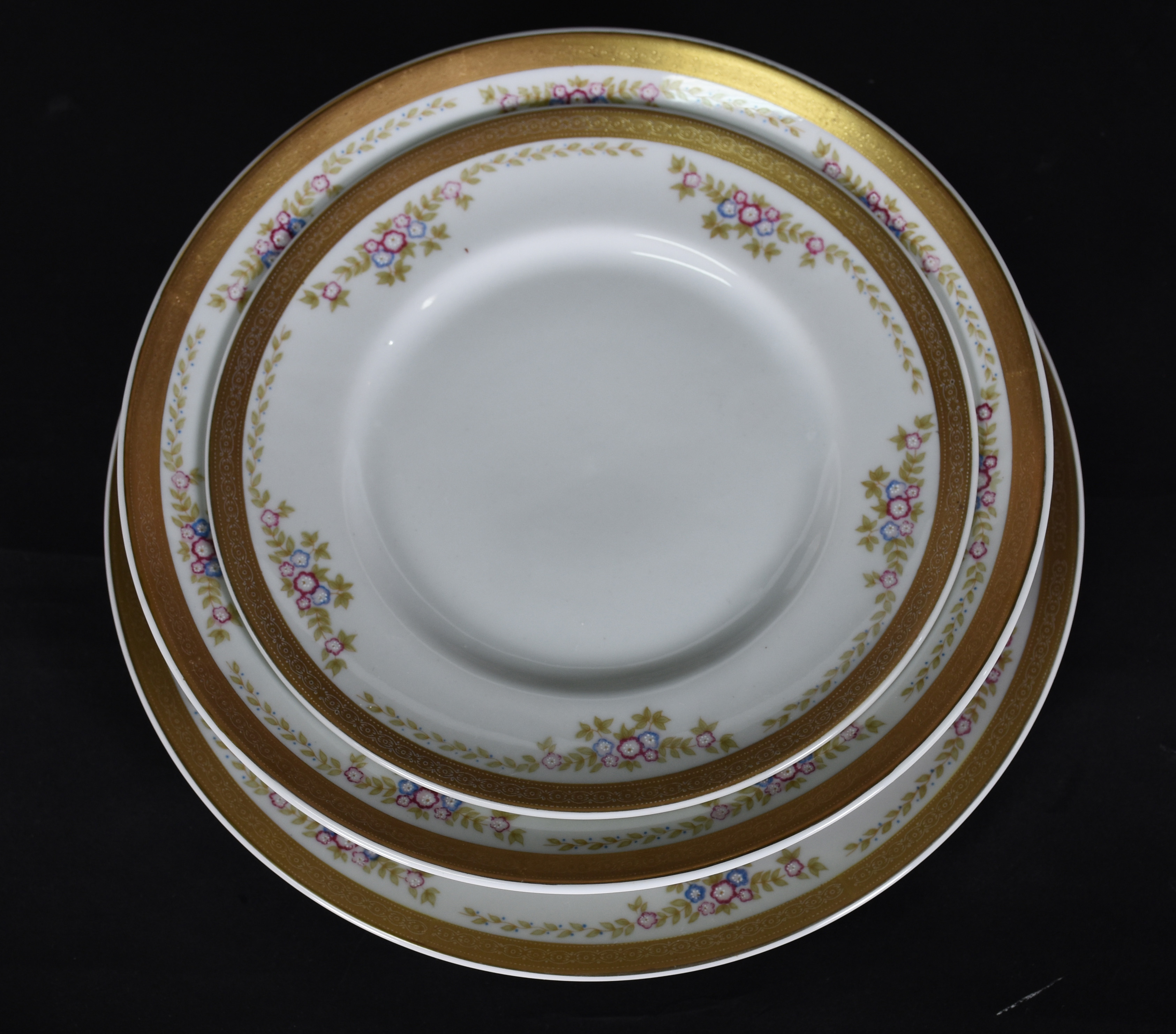 Aparelho de jantar de porcelana Schimidt, composto de 24 pratos... - foto 5 de 7