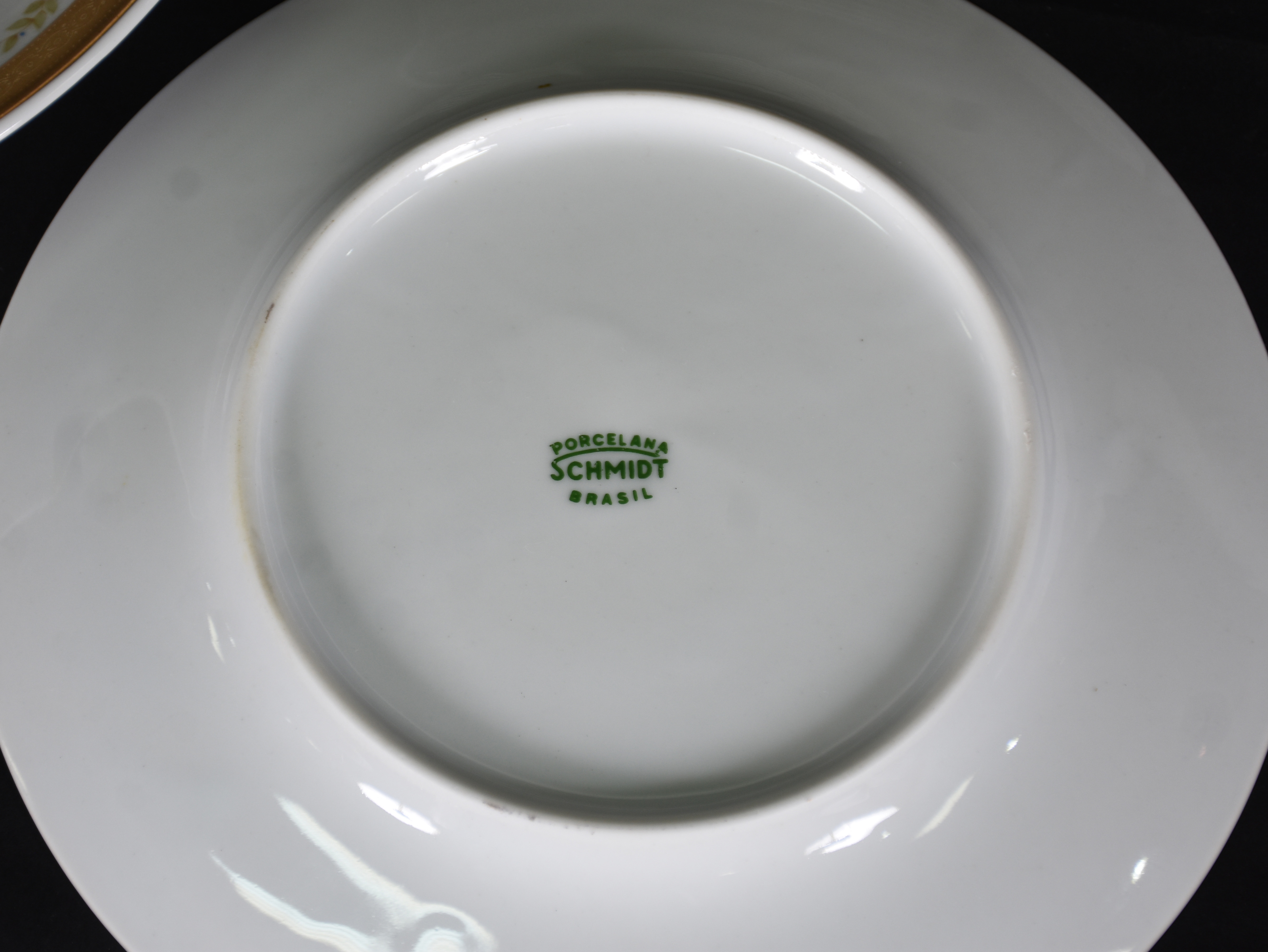 Aparelho de jantar de porcelana Schimidt, composto de 24 pratos... - foto 6 de 7