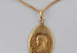 Cordão de ouro amarelo 18 k - 720 com medalha d... - Cordão de ouro amarelo 18 k - 720 com medalha de ouro 18 k - 750 com santa (apresenta monograma no verso). Peso total 9,5 g - Comprimento 60 cm.