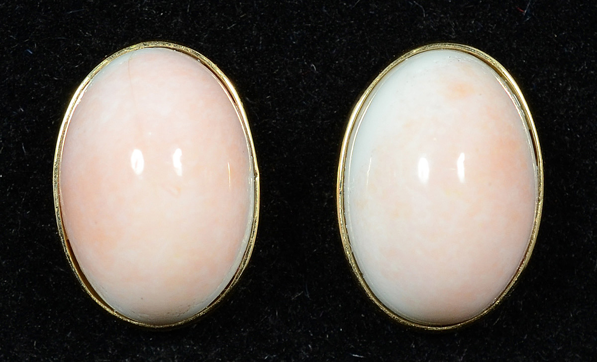 Par de brincos de cabochons de coral "peau d'ange" e...