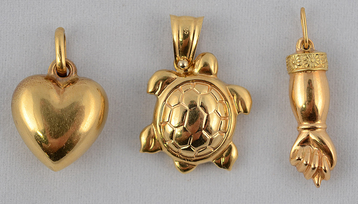 Três pendentes em ouro amarelo 18 k, modelos: coração, tartaruga e...