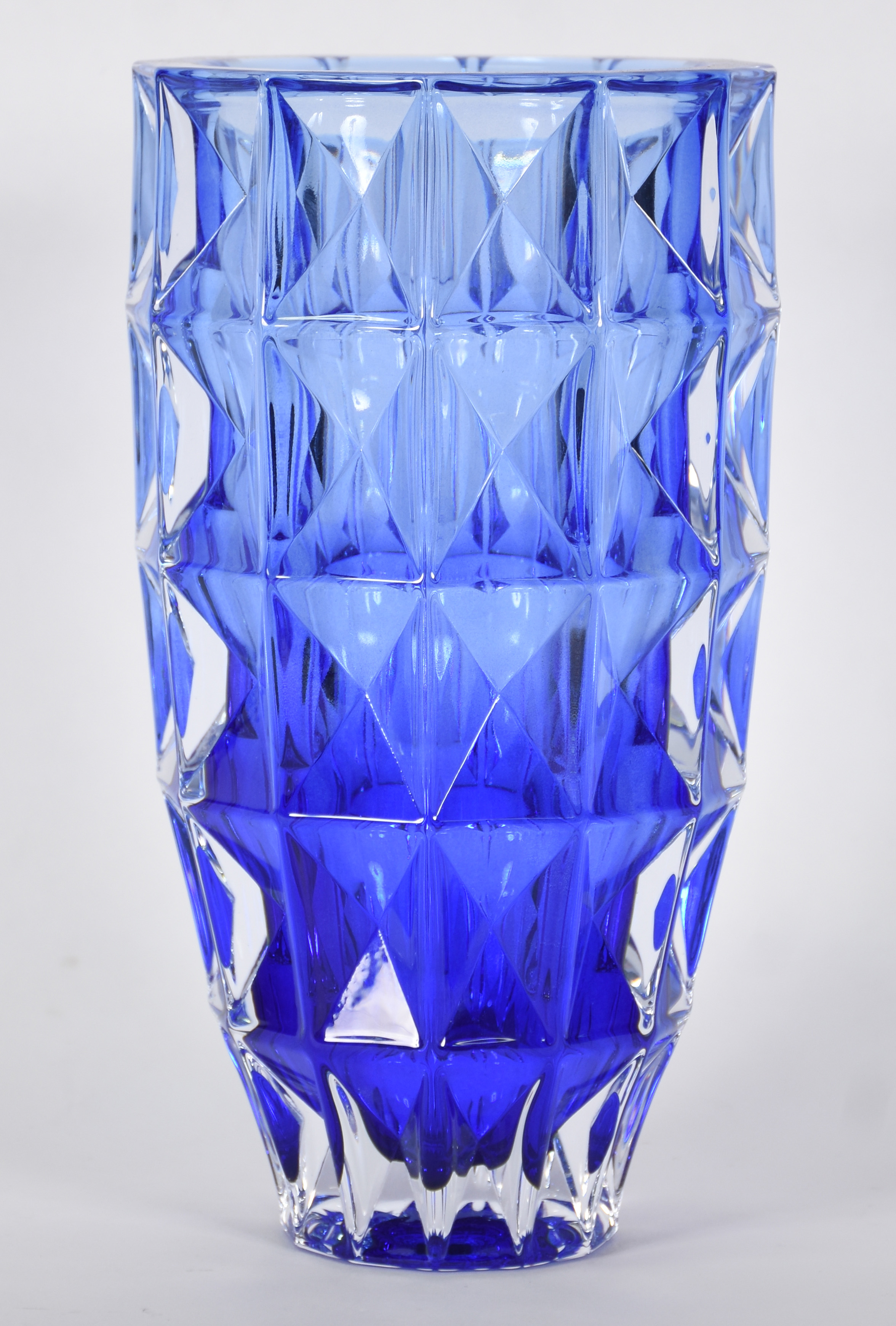 Vaso de cristal da Bohemia trabalhado. - foto 1 de 3