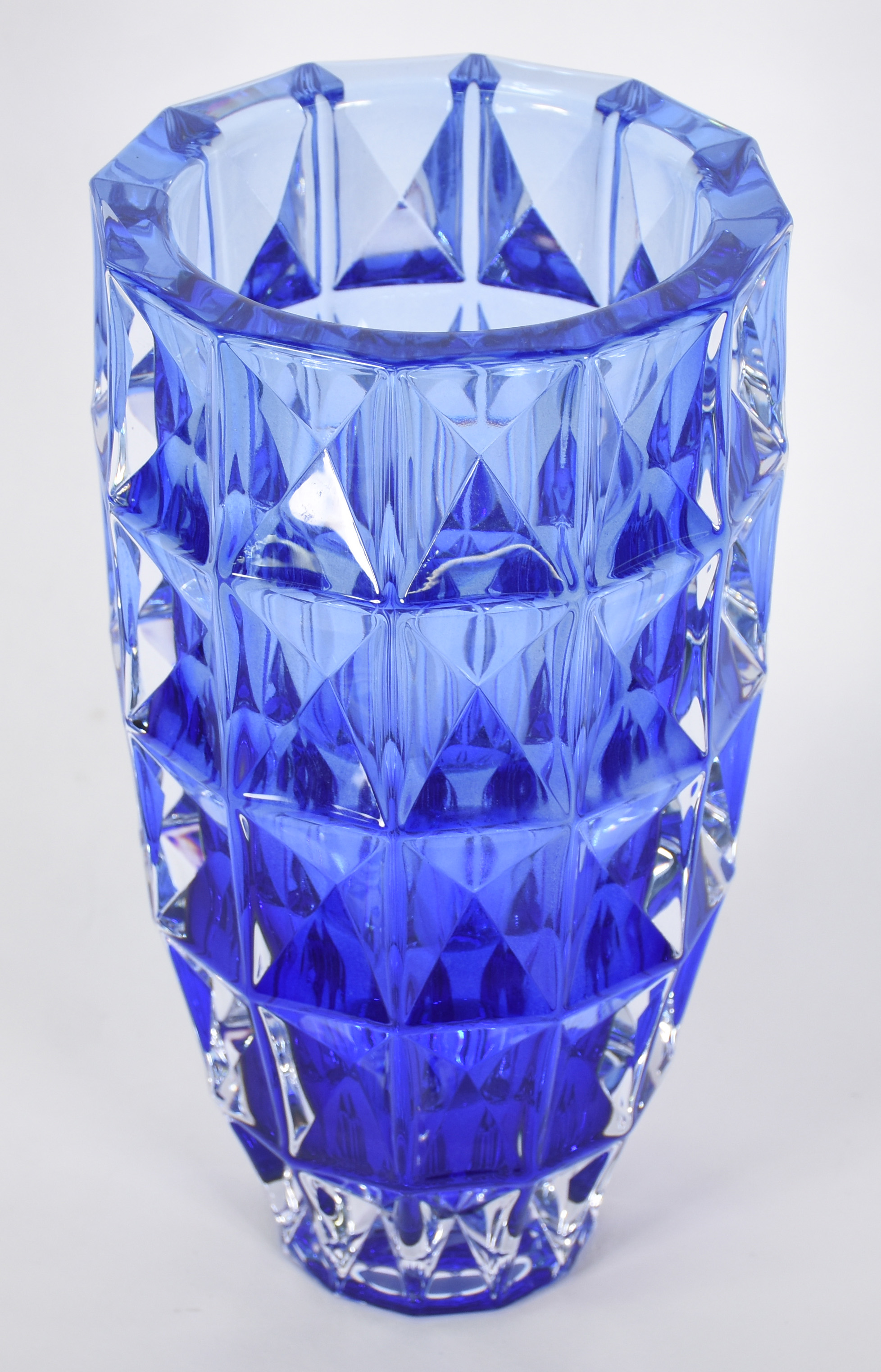 Vaso de cristal da Bohemia trabalhado. - foto 2 de 3