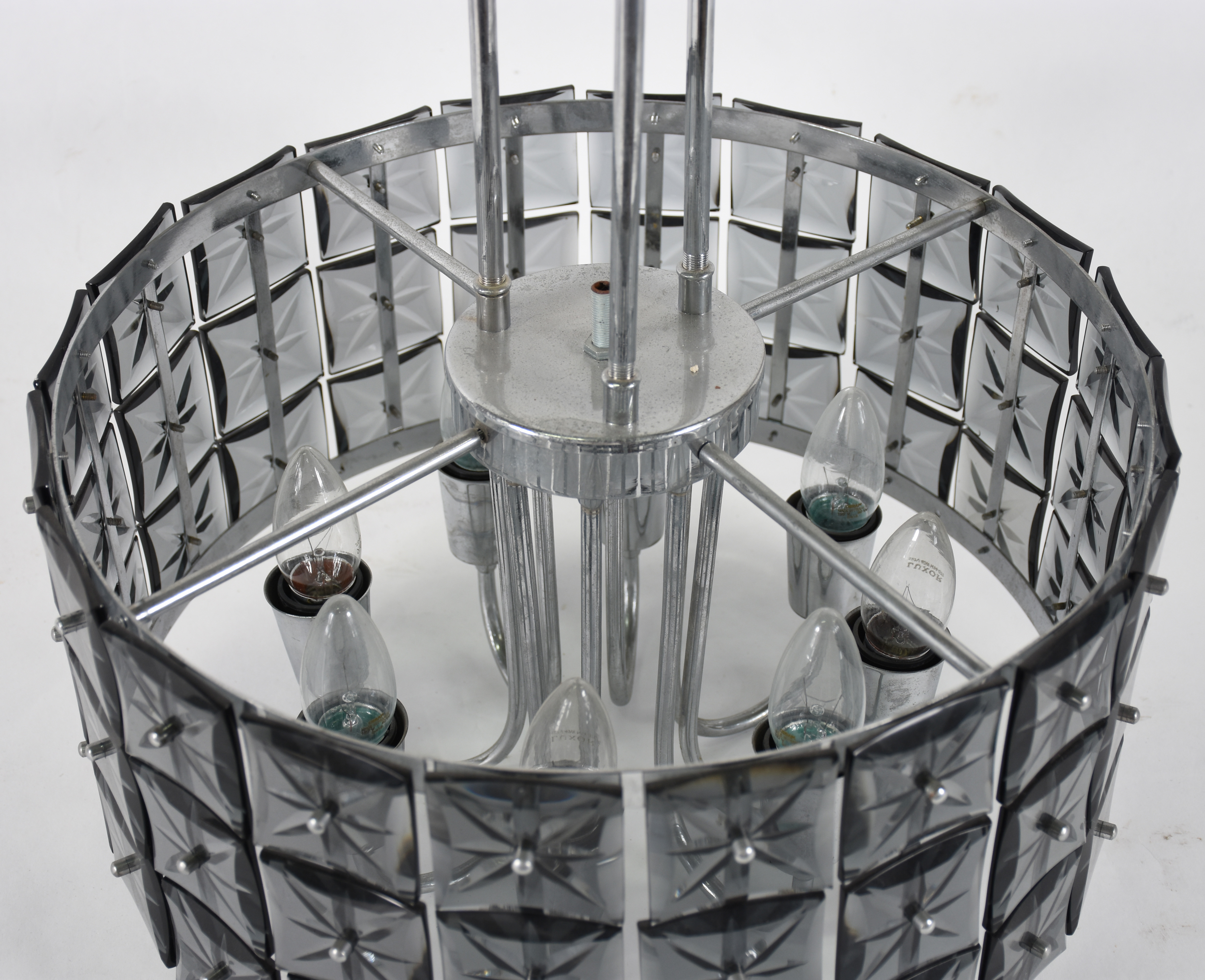 Lustre de metal com placas de vidro fumê. - foto 3 de 3