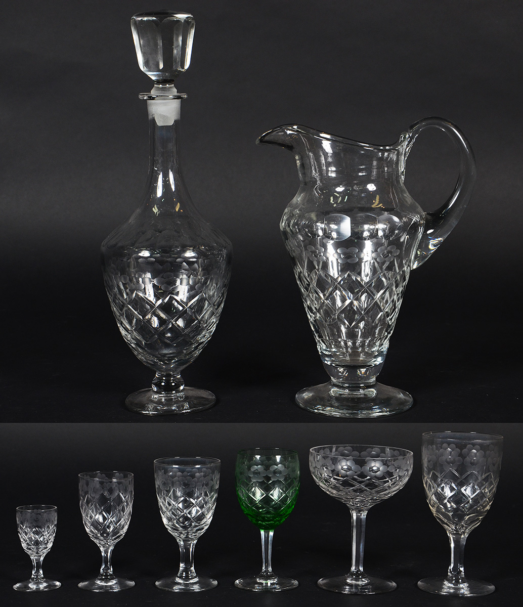 Conjunto de cristal lapidado com frisos e flores foscas, sendo: 8...