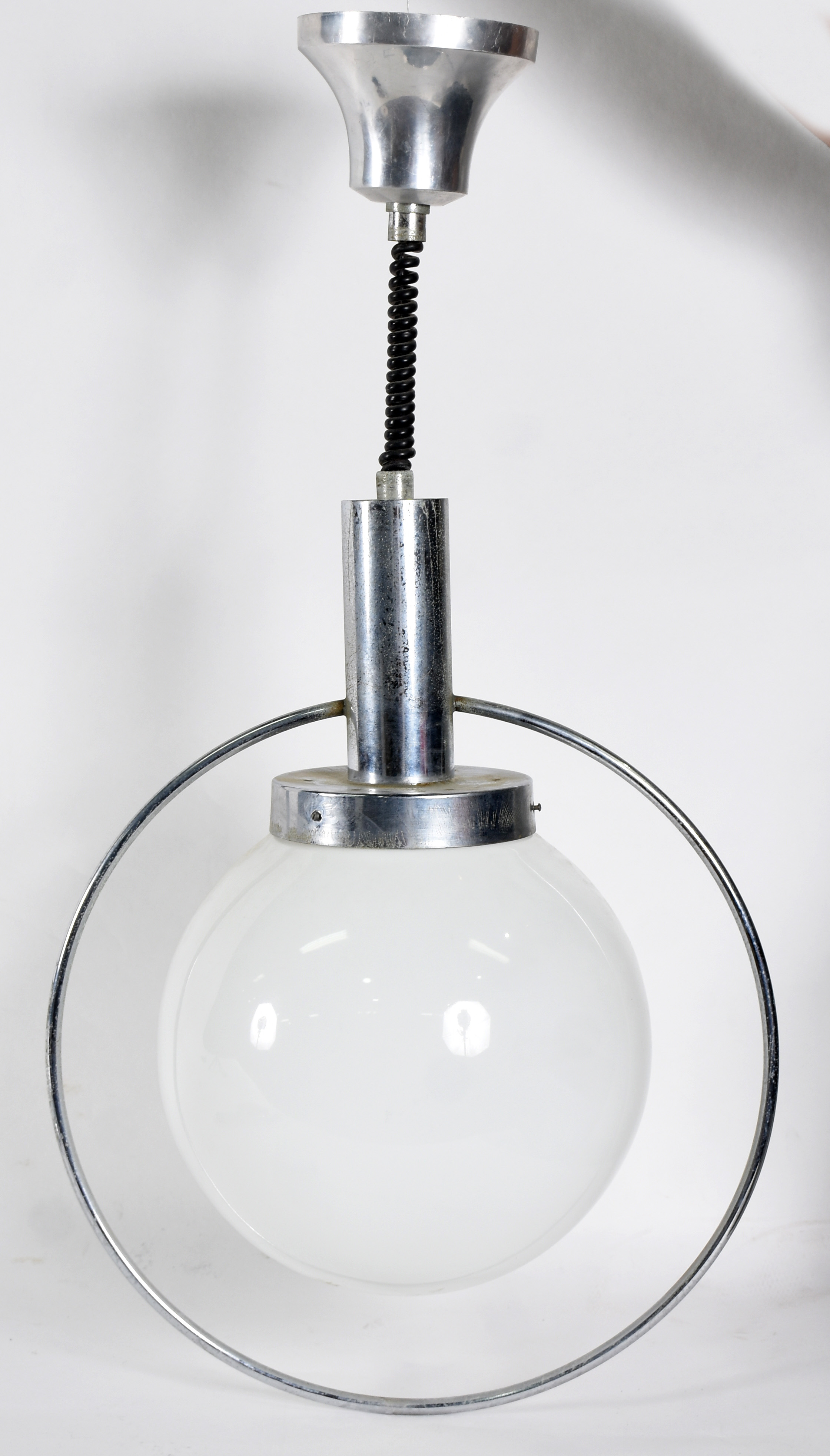 Luminária de teto anos 60/70 de metal cromado e globo de opalina... - foto 1 de 2