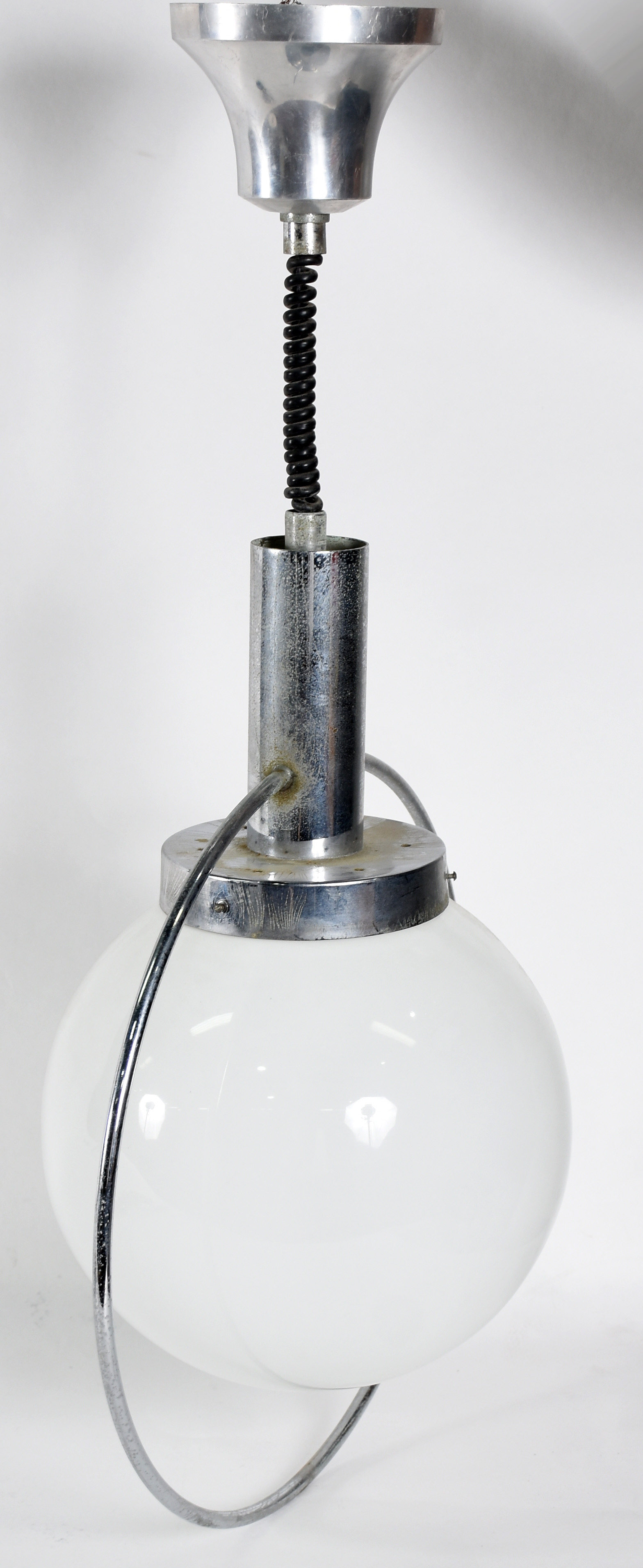 Luminária de teto anos 60/70 de metal cromado e globo de opalina... - foto 2 de 2
