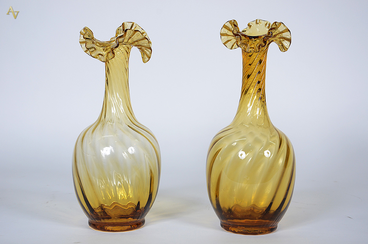 Par de vasos de murano na cor amarela, bordas feitio babados. Altura...