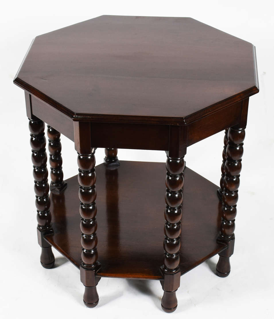 Mesa de madeira nobre com tampo oitavado, pernas torneadas ligadas... - foto 1 de 2