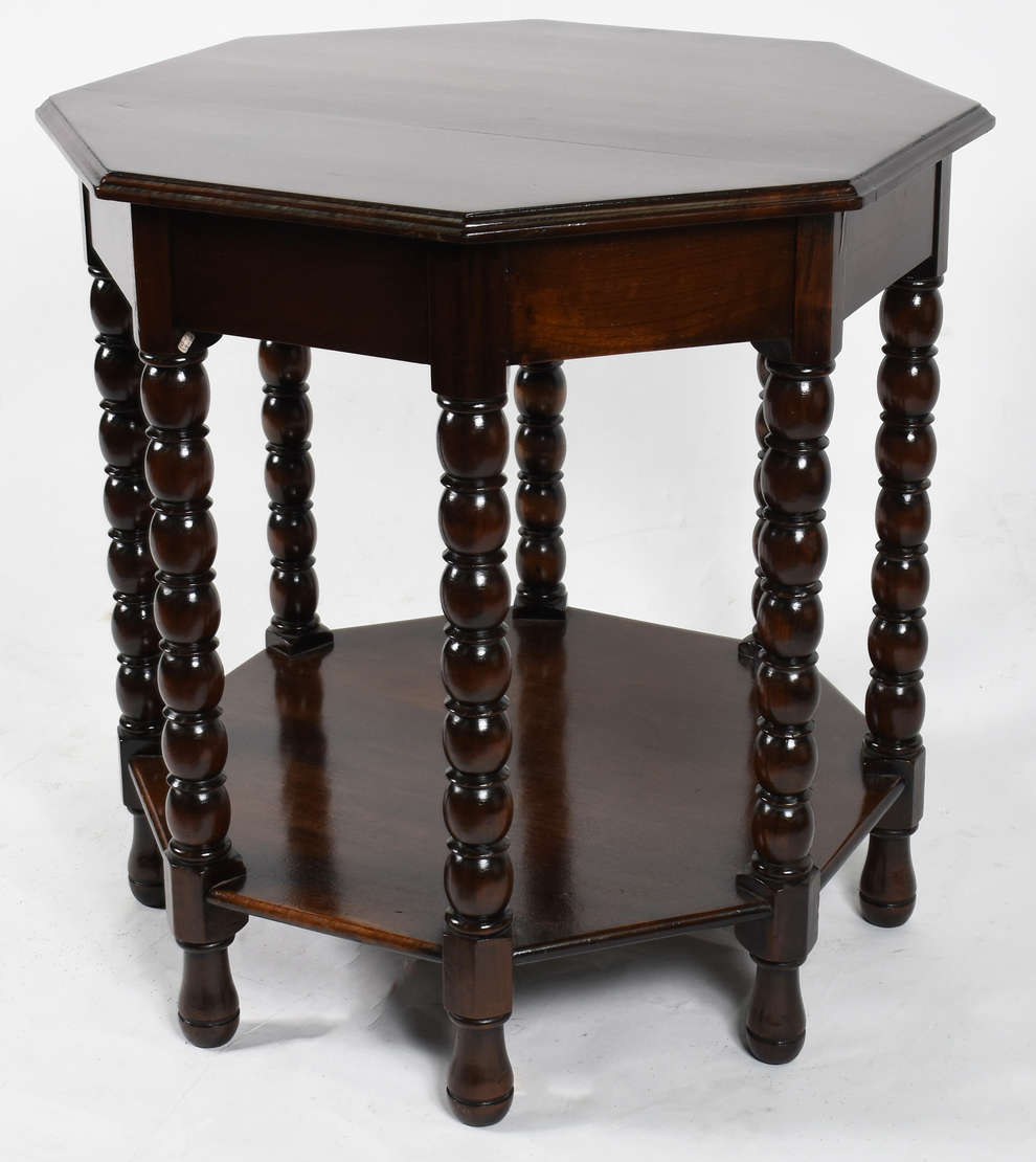 Mesa de madeira nobre com tampo oitavado, pernas torneadas ligadas... - foto 2 de 2