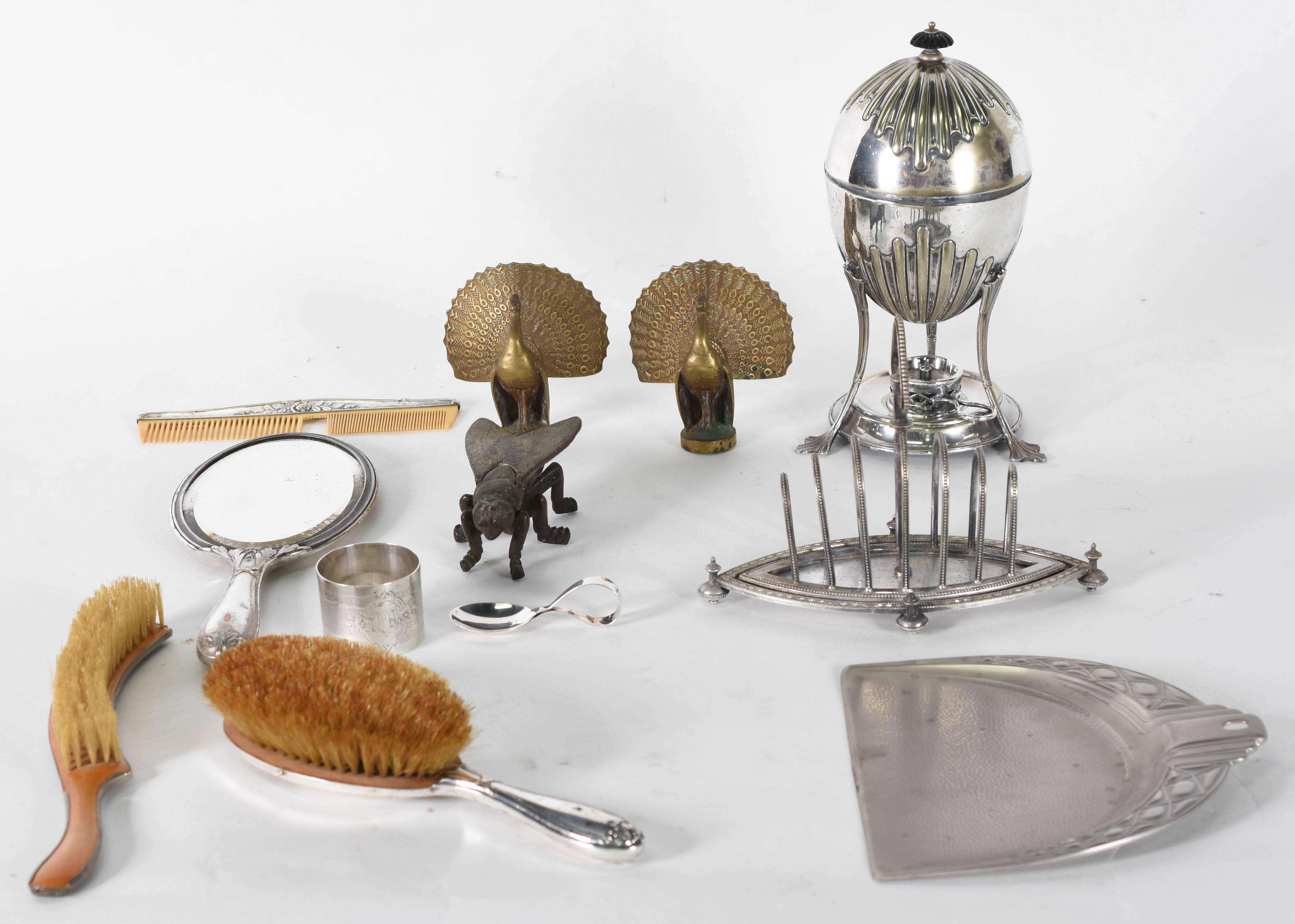 Nove peças diversas de metal, sendo : Bandeja , 3 peças para toillete... - foto 1 de 9