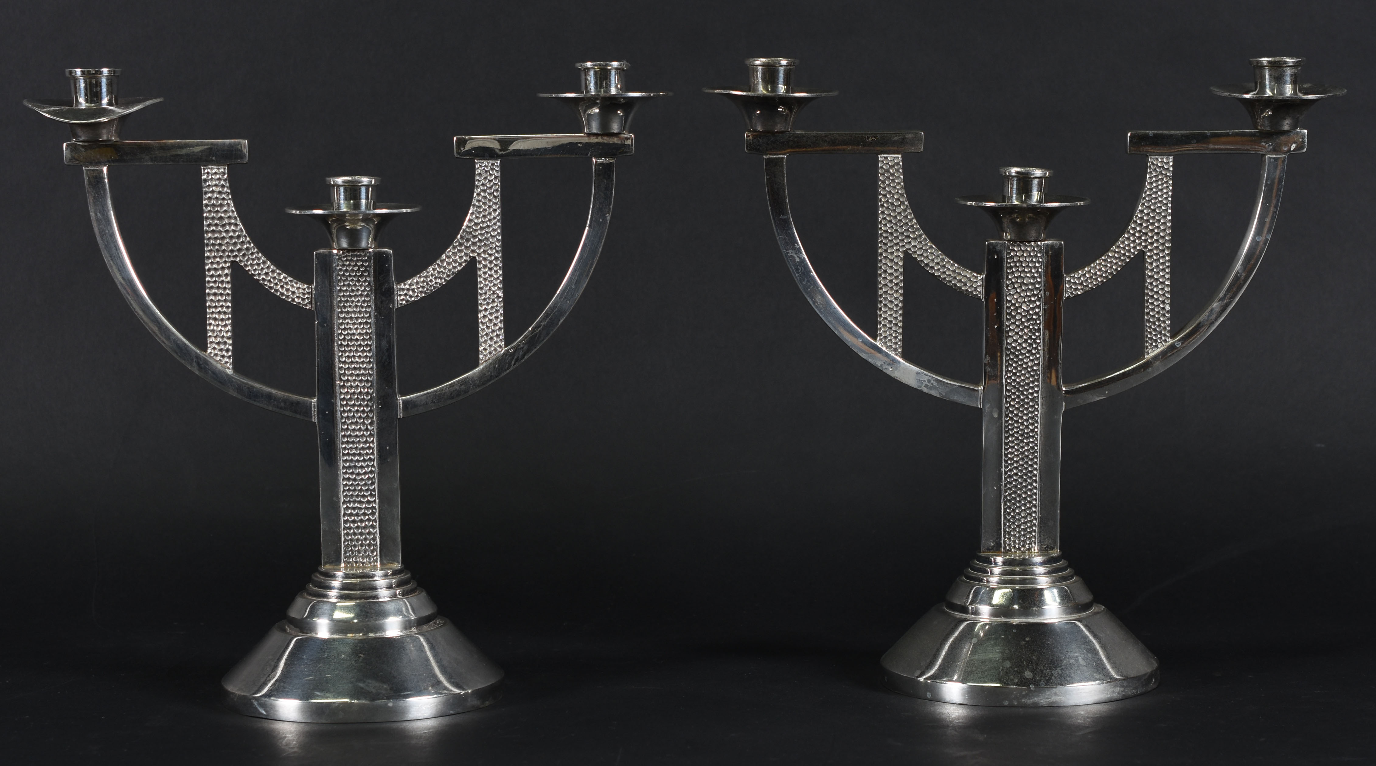 Par de candelabros Art Deco de metal prateado. - foto 1 de 4
