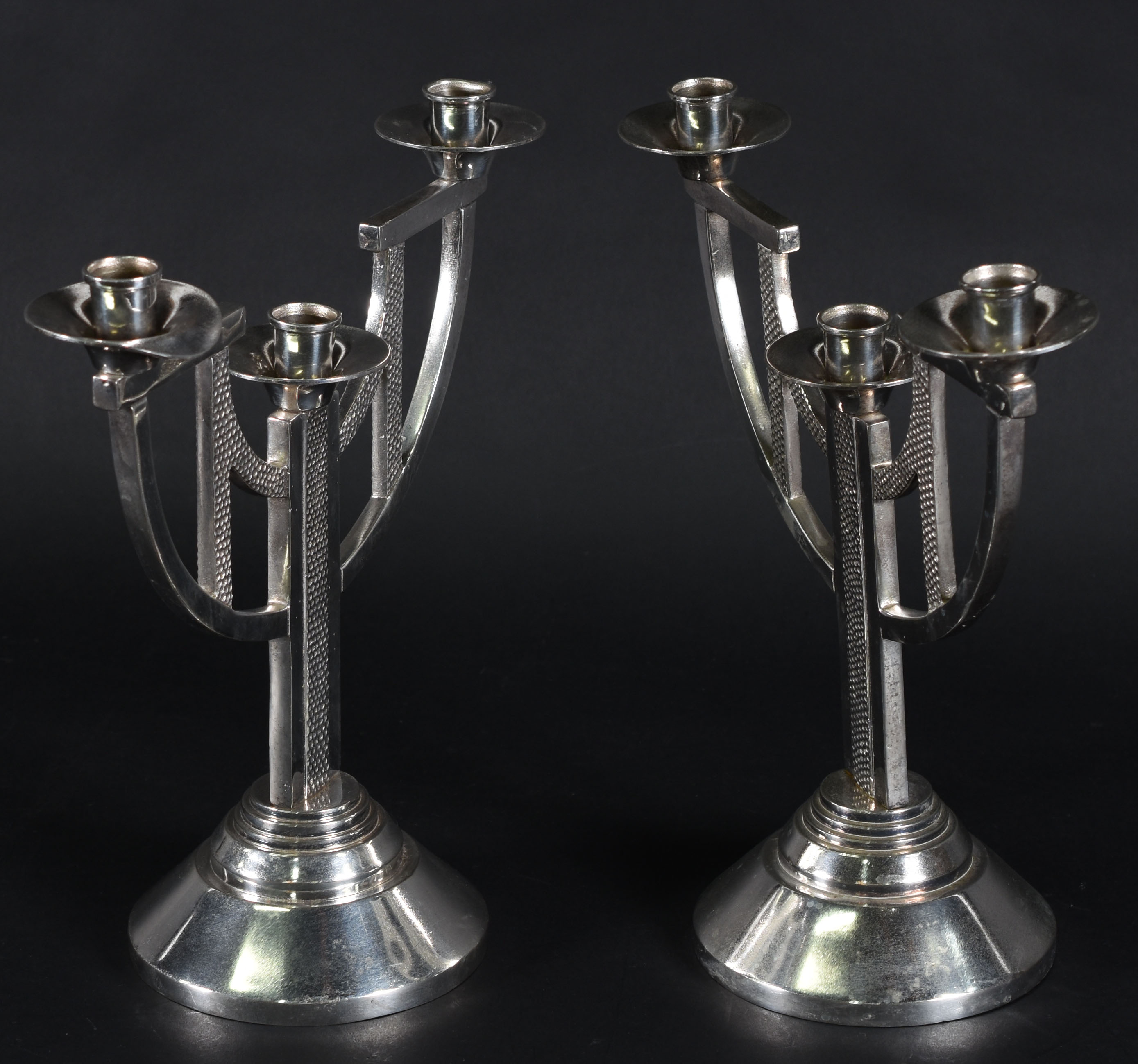 Par de candelabros Art Deco de metal prateado. - foto 2 de 4