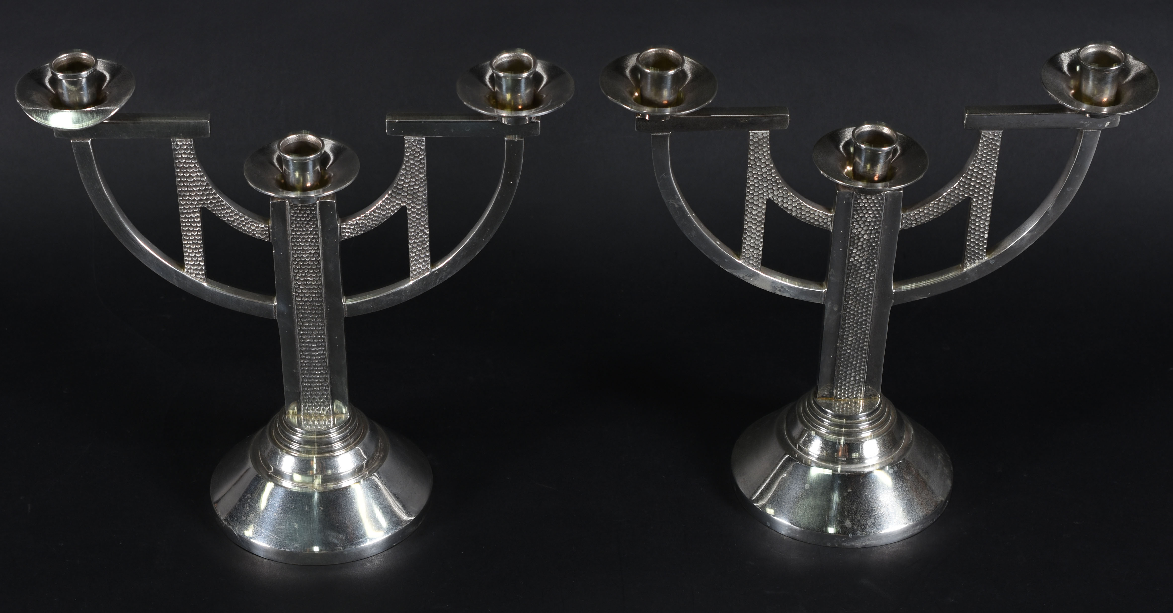 Par de candelabros Art Deco de metal prateado. - foto 3 de 4