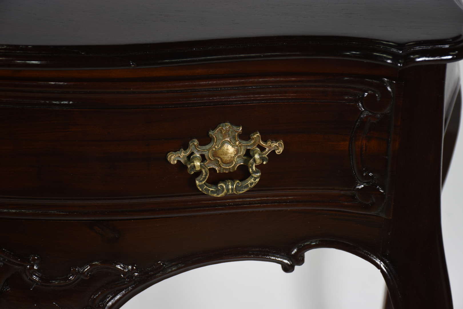 Mesa de encostar de madeira nobre, com 1 gaveta, estilo Dom José . - foto 4 de 5