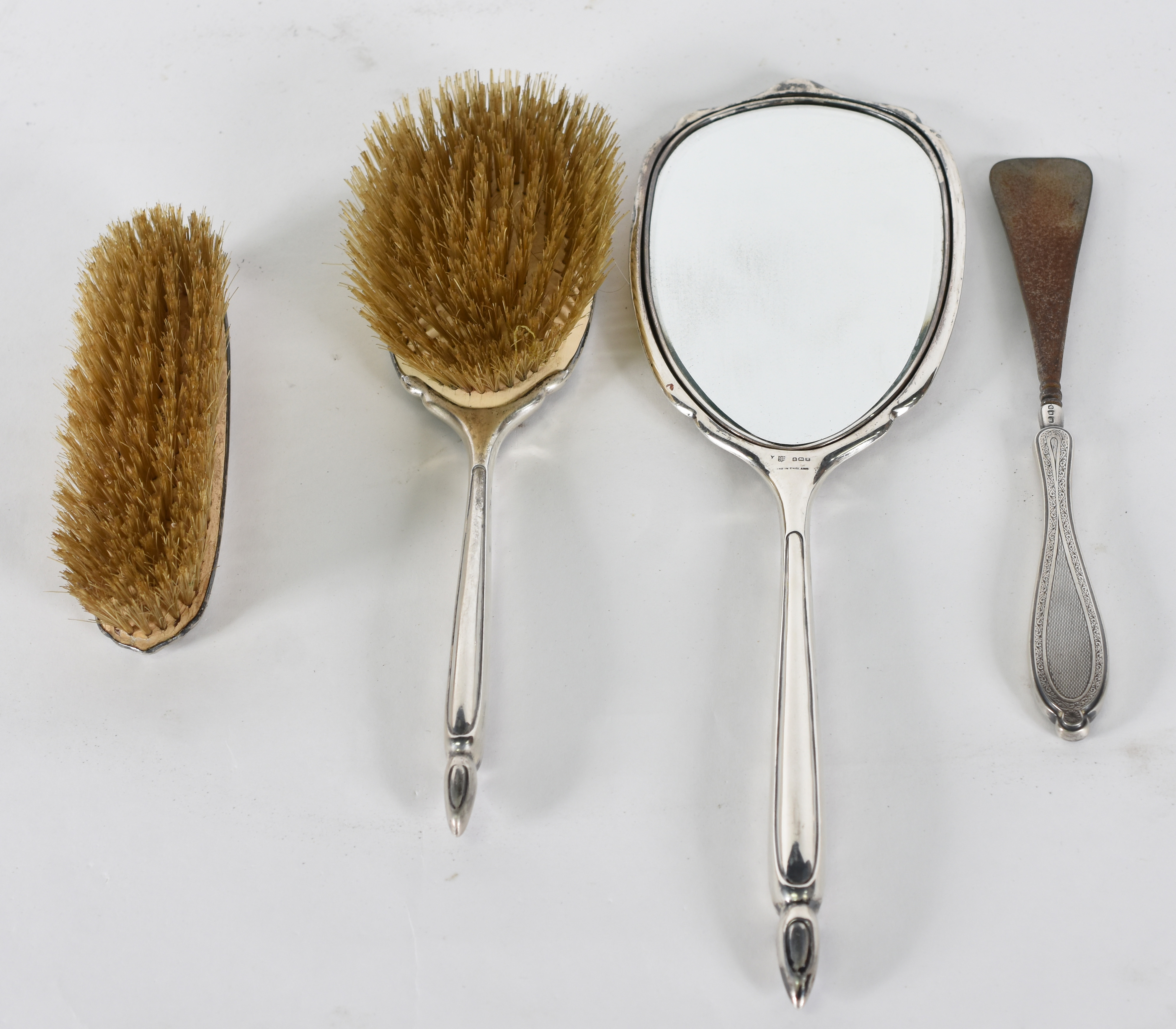 Conjunto 4 peças de prata Inglesa , 2 escovas , 1 calcadeira e... - foto 1 de 6