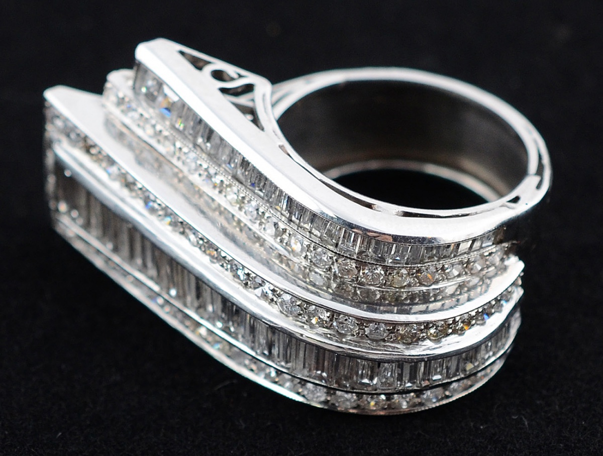 Anel de platina, com aprox. 5.0 ct de brilhantes lapidação baguetes e... - foto 1 de 4