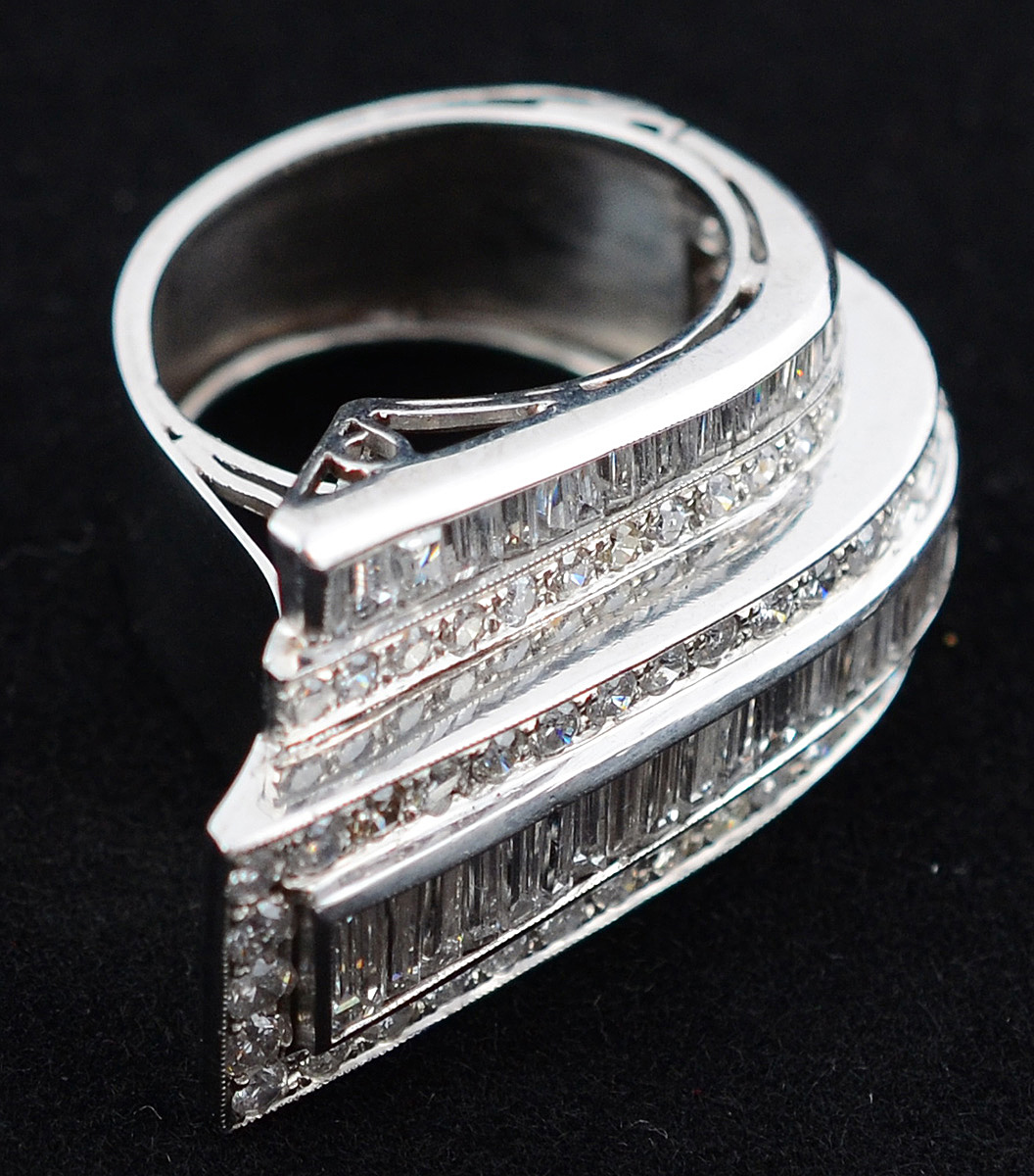 Anel de platina, com aprox. 5.0 ct de brilhantes lapidação baguetes e... - foto 2 de 4