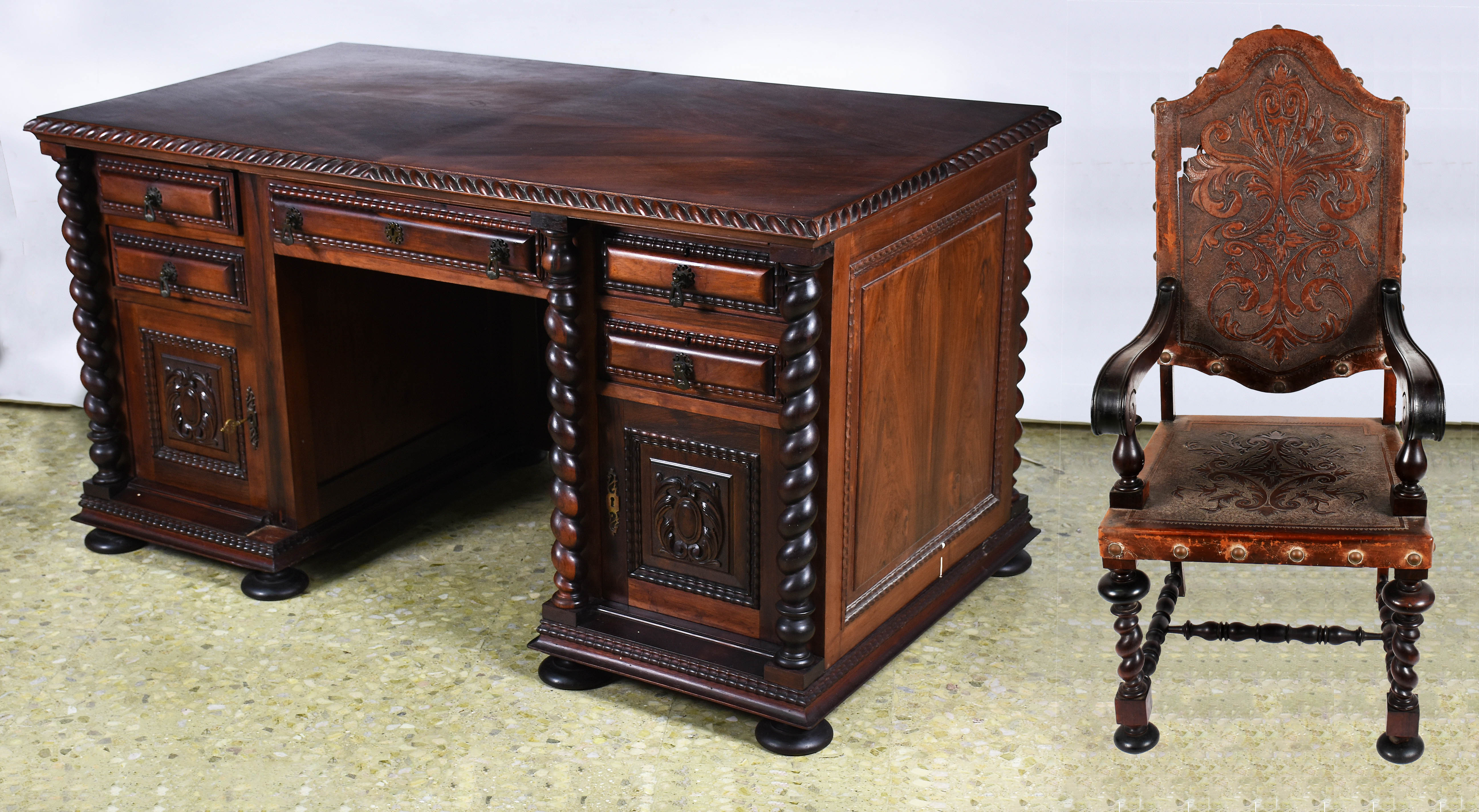 Mesa escrivaninha de madeira nobre, detalhes com colunas torneadas, 2... - foto 1 de 5