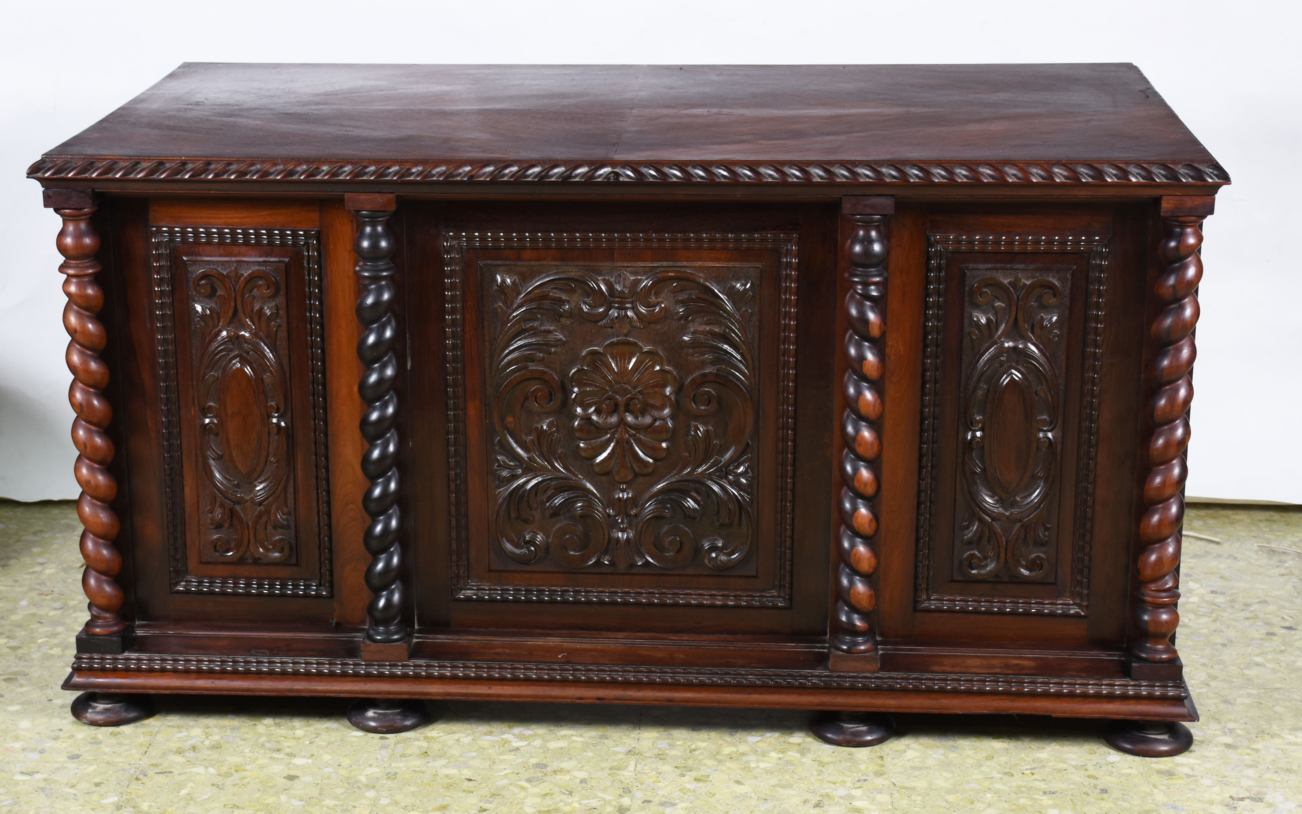 Mesa escrivaninha de madeira nobre, detalhes com colunas torneadas, 2... - foto 4 de 5