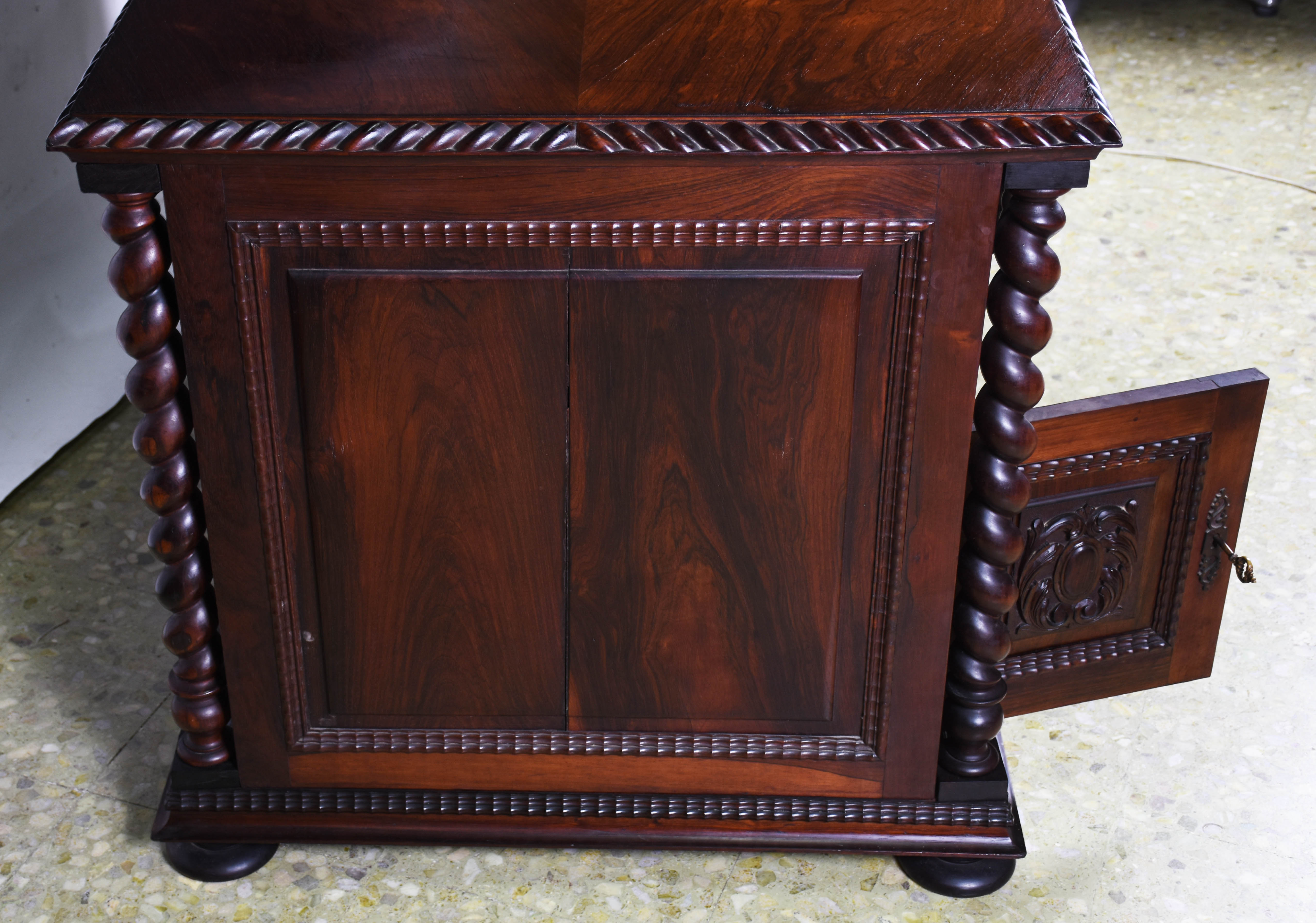 Mesa escrivaninha de madeira nobre, detalhes com colunas torneadas, 2... - foto 5 de 5