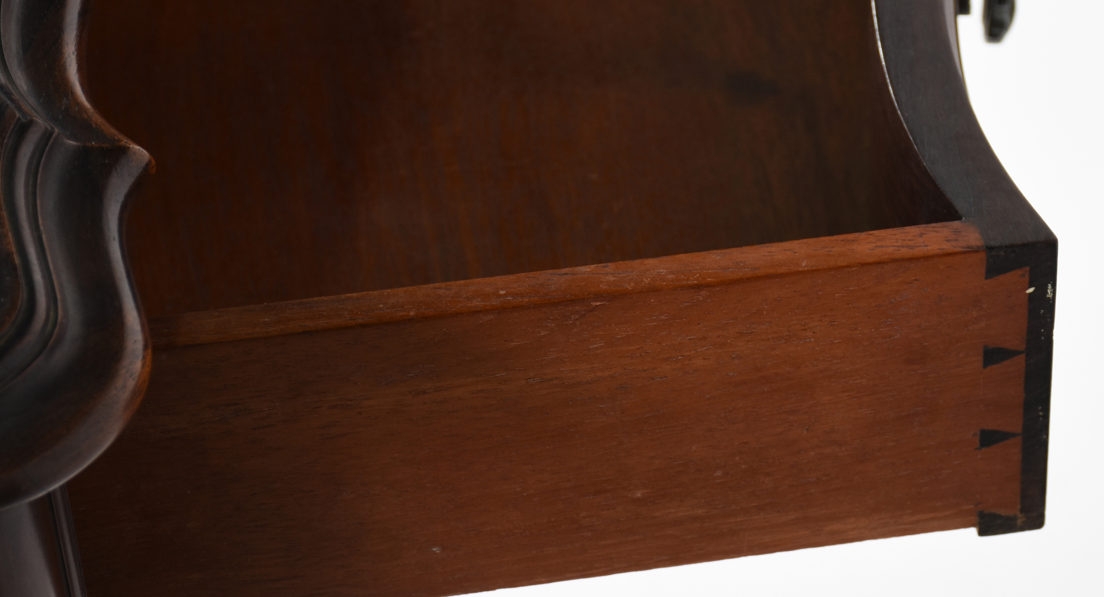 Belíssimo conjunto de Mesa de encostar de jacarandá com duas gavetas... - foto 4 de 9