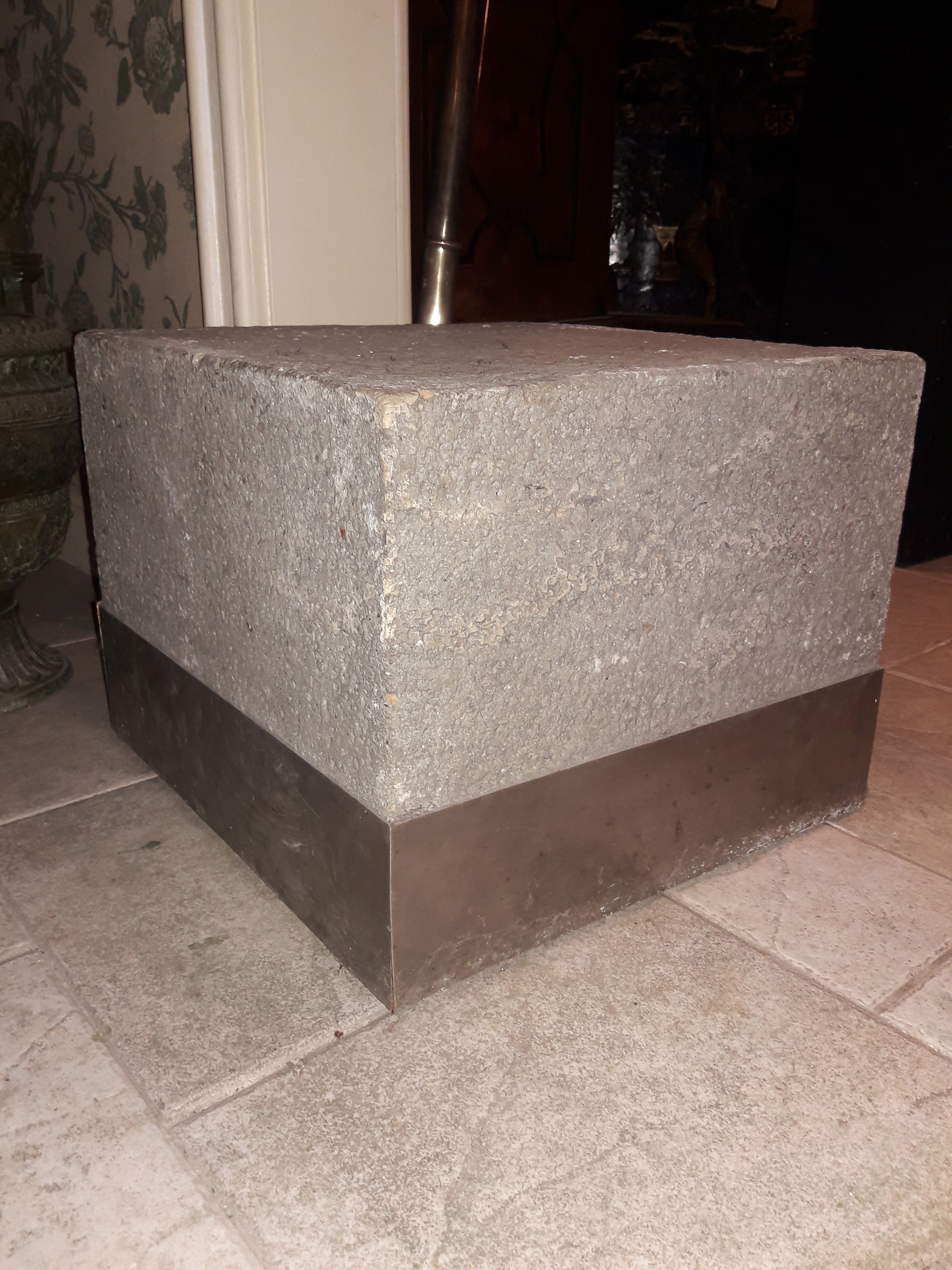 Base de mesa de centro – Concreto com faixa de aço , assinada... - foto 1 de 2