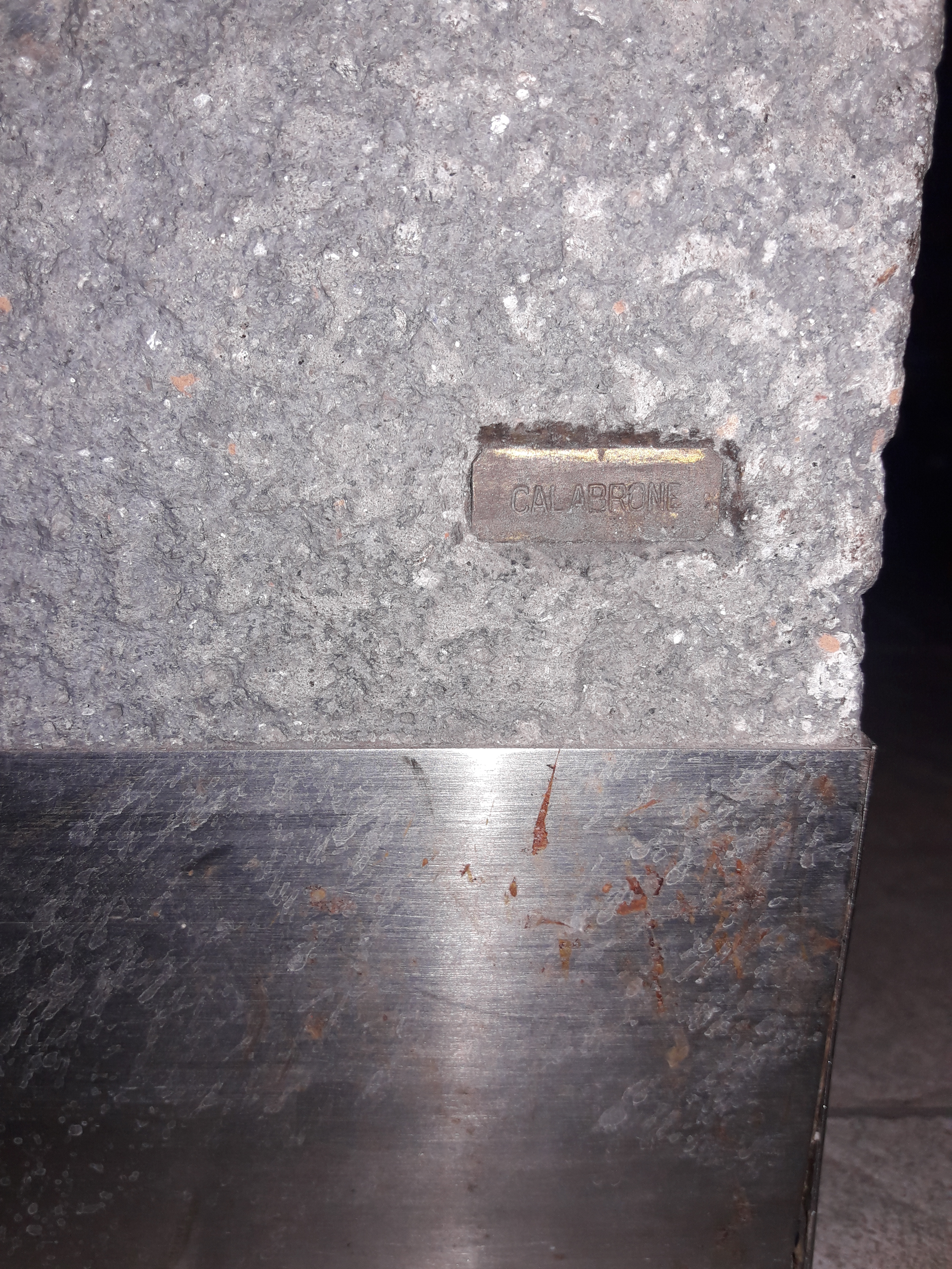 Base de mesa de centro – Concreto com faixa de aço , assinada... - foto 2 de 2