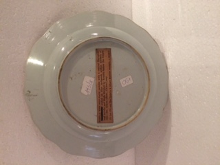 Cia. das Índias – Prato raso – Decoração com figura ocidental e... - foto 2 de 3