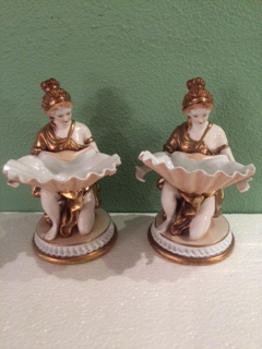 Par de Figuras Femininas (com pequenos recipientes em concha) –... - foto 1 de 2