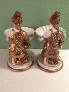 Par de Figuras Femininas (com pequenos recipientes em concha) –... - foto 2 de 2