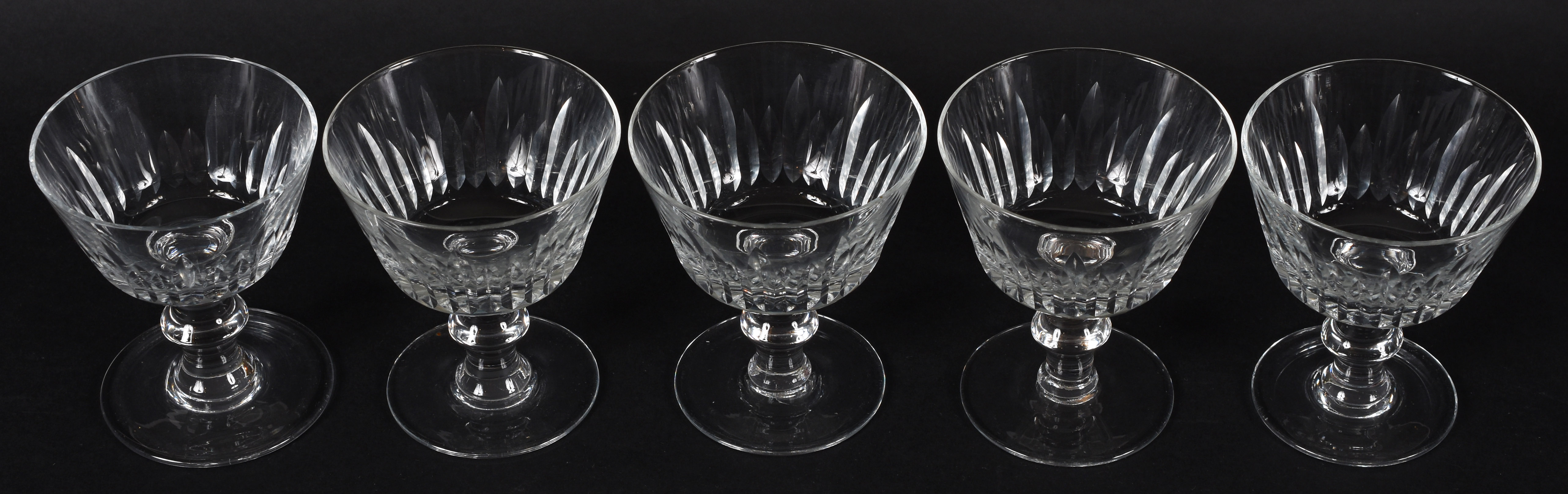 Conjunto de taças – Demi cristal europeu com trabalho prensado . - foto 1 de 4