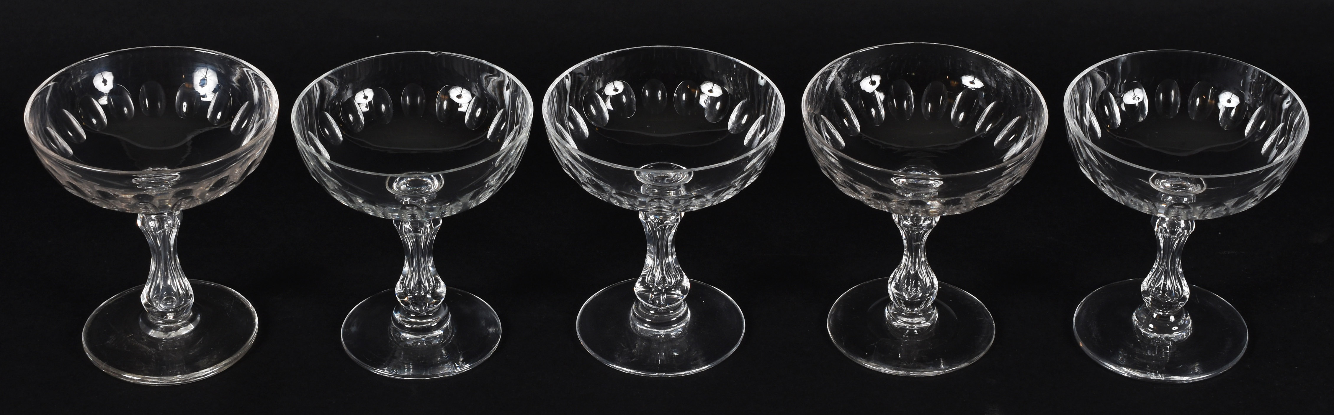 Conjunto de taças – Demi cristal europeu com trabalho prensado... - foto 1 de 3